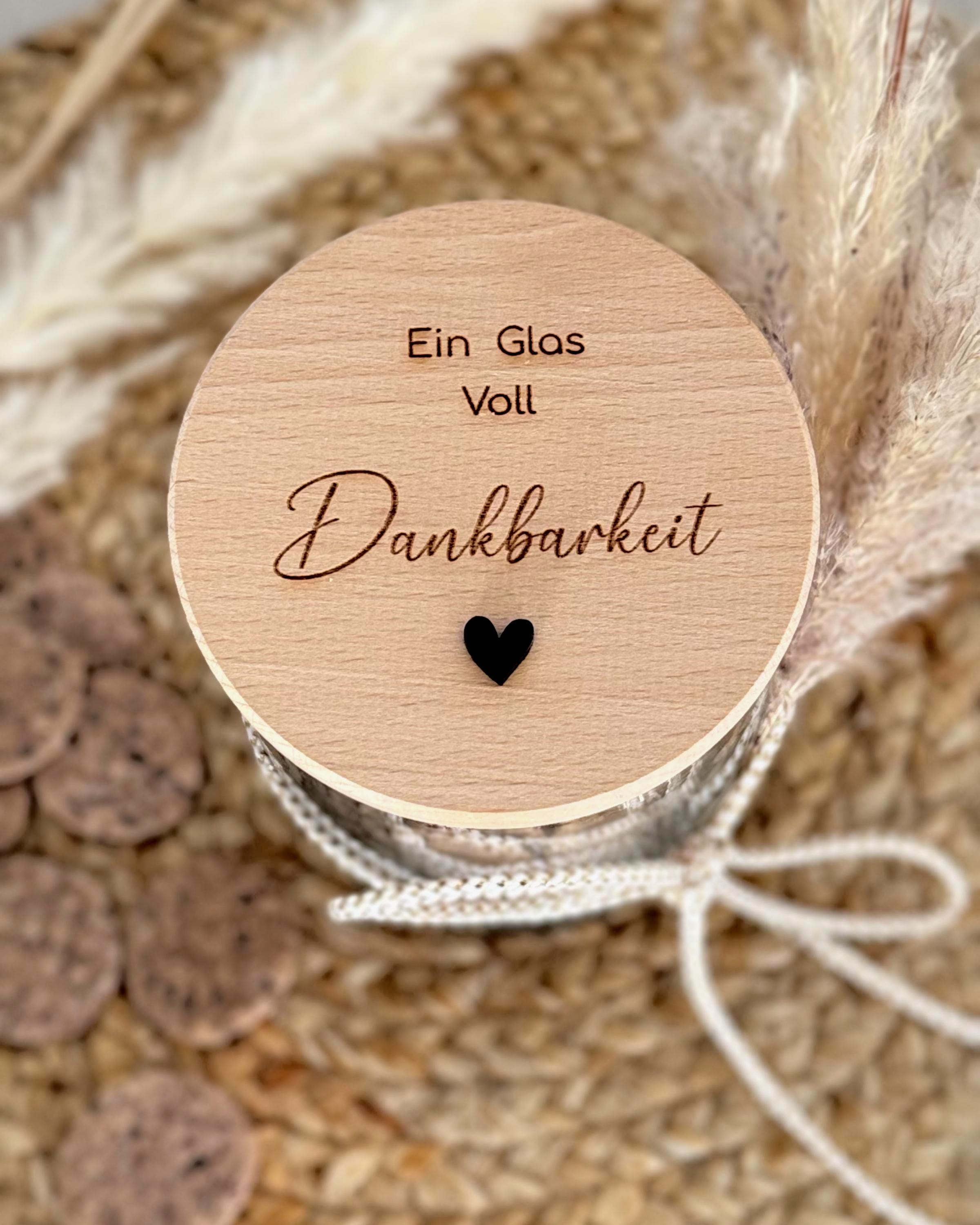 Personalisiertes Vorratsglas mit Gravur und Holzdeckel, perfekt als Geschenkidee für Weihnachten, Geburtstag oder Abschied. Ideal für Kekse, Snacks oder kleine Aufmerksamkeiten. Das Glas ist schlicht, modern und mit deinem Wunschtext personalisierbar – eine liebevolle Überraschung für Familie, Freunde, Kollegin oder Mama.  Vorratsglas Keksdose Vorratsdose Personalisiert mit Gravur. 
Ostern Weihnachten Muttertag.
Abschiedsgeschenk  Kollegin Erzieherin