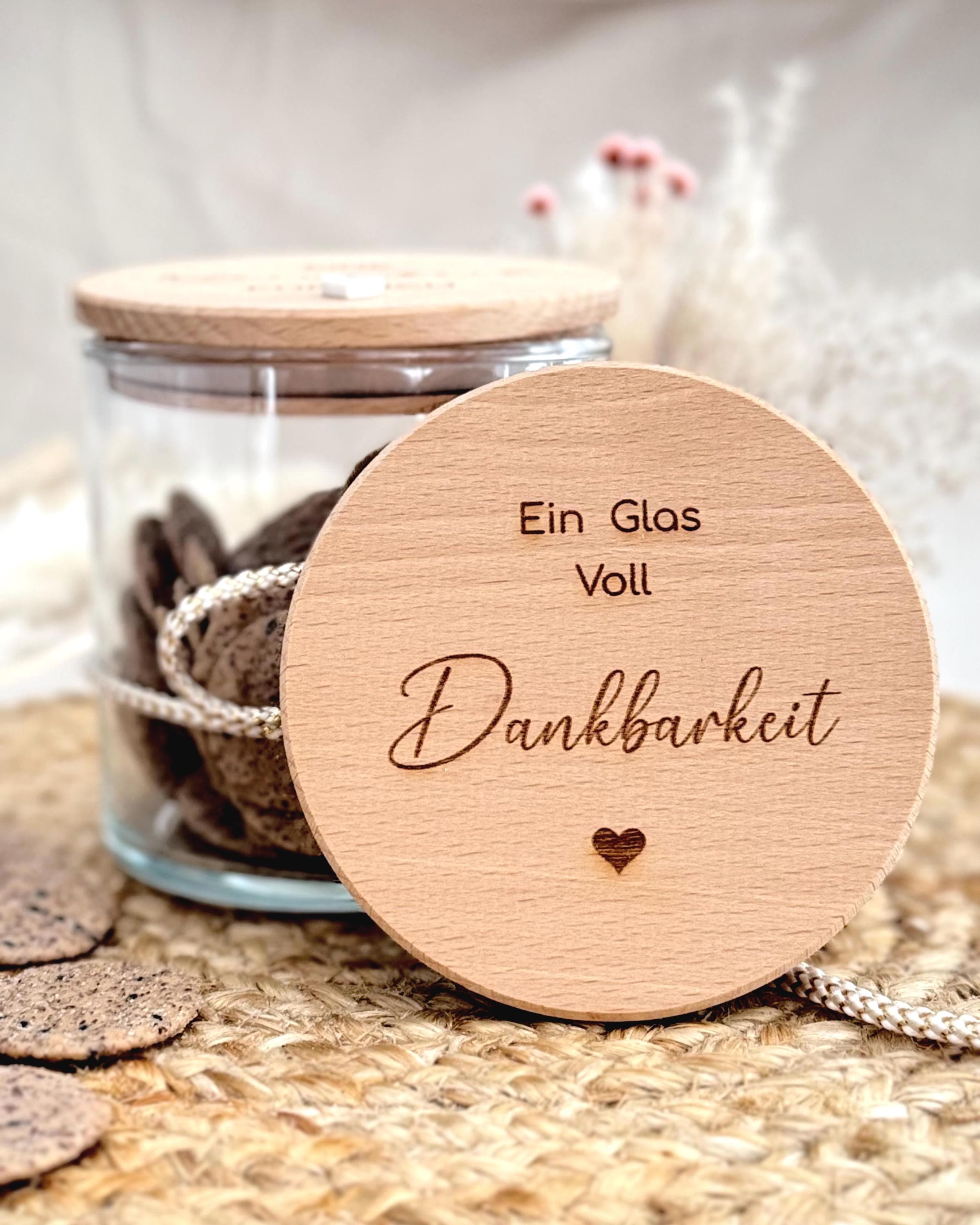 Vorratsglas personalisiert, gefüllt mit Keksen und versiegelt mit einem stilvollen Holzdeckel. Schön als dekoratives Keksglas mit Gravur für die Küche oder als Geschenk für Oma, Tante oder Mama. Praktisch und liebevoll – ein Glas für Genussmomente mit persönlicher Note. Ostern Weihnachten Muttertag.  Vorratsglas Keksdose Vorratsdose Personalisiert mit Gravur. 
Ostern Weihnachten Muttertag.
Abschiedsgeschenk  Kollegin Erzieherin