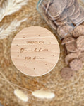 Personalisierbares Vorratsglas mit Gravur, gefüllt mit bunten Bonbons. Eine fröhliche Geschenkidee für Kinder oder Erwachsene – z. B. als kleines Dankeschön, Mitbringsel oder Geschenk zur Einweihung. Mit stabilem Holzdeckel und liebevoll gestaltetem Wunschtext. Perfektes Geschenk als Ostern, Weihnachten, Geburtstag, Muttertag, Vatertag. Vorratsglas Keksdose Vorratsdose Personalisiert mit Gravur. 
Ostern Weihnachten Muttertag.
Abschiedsgeschenk  Kollegin Erzieherin