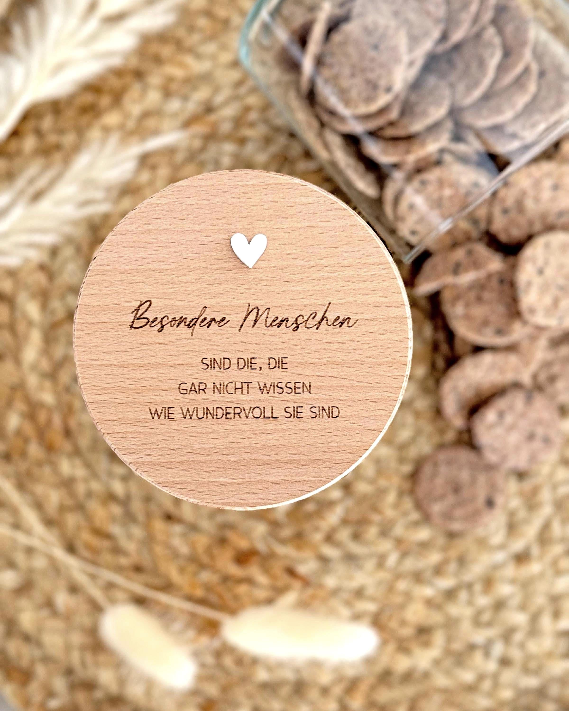 Personalisiertes Glas mit Gravur „Besondere Menschen“ – perfekte Geschenkidee für Mama, Freundin oder Kollegin. Befüllbar mit Leckereien, Trockenblumen oder Gutscheinen. Kleine Aufmerksamkeit und dekoratives Element für die Küche. Aus Borosilikatglas mit Buchenholzdeckel und stilvollem 3D Acrylherz. Vorratsglas Keksdose Vorratsdose Personalisiert . 
Ostern Weihnachten Muttertag.
Abschiedsgeschenk  Kollegin Erzieherin