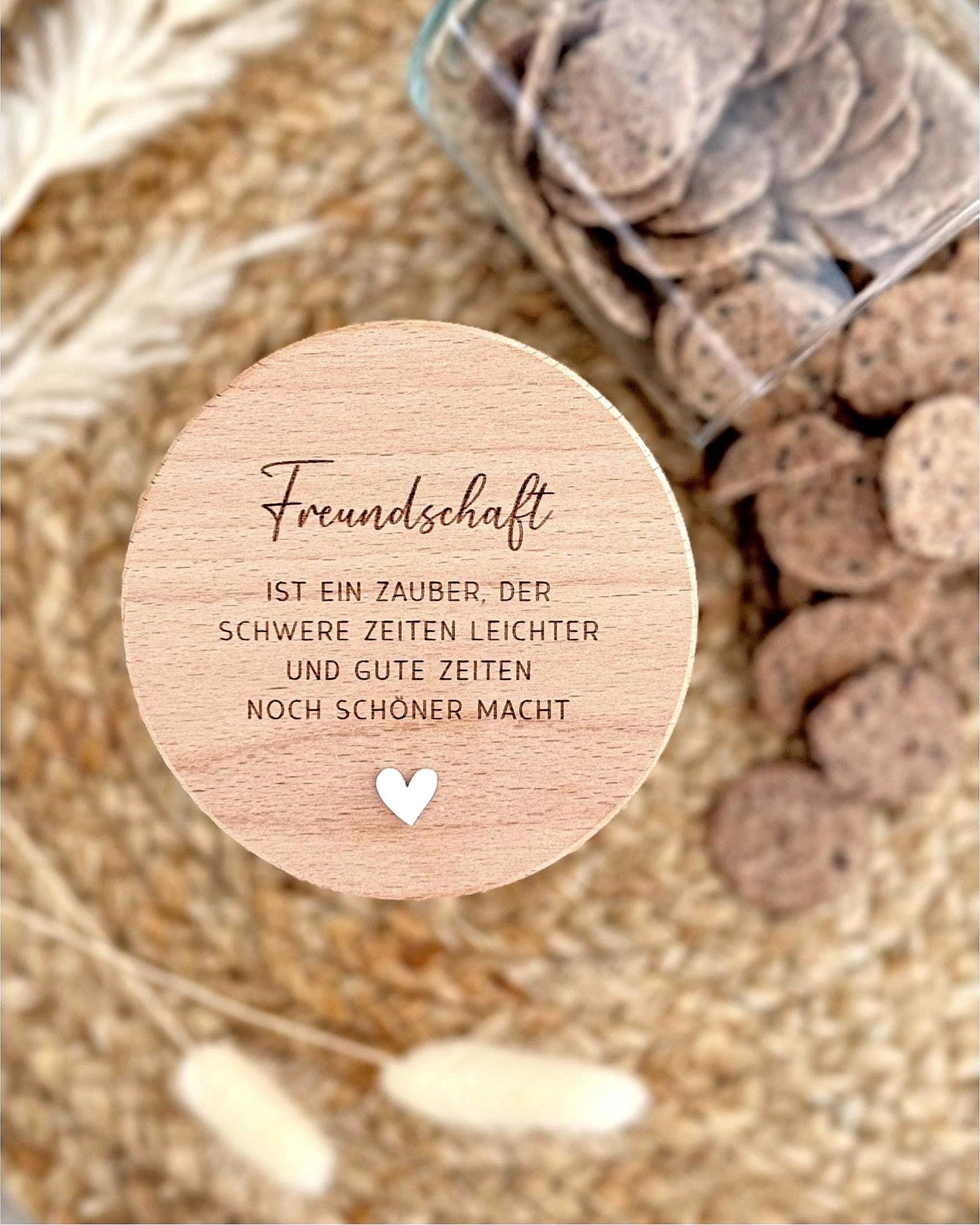 Personalisiertes Vorratsglas mit Gravur „Freundschaft“ – ideales Geschenk für beste Freundin, Geburtstagsgeschenk, Weihnachten oder Ostern, auch als Geldgeschenkgutschein nutzbar. Glas mit FSC-Buchenholzdeckel und 3D Herz aus Acryl. Perfekt als kleine Aufmerksamkeit oder Mitbringsel für Mama, Kollegin oder Schwester. Vorratsglas Keksdose Vorratsdose Personalisiert mit Gravur. 
Ostern Weihnachten Muttertag.
Abschiedsgeschenk  Kollegin Erzieherin