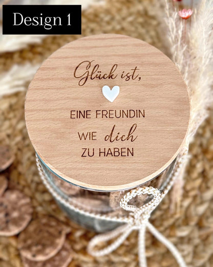 Kleines personalisiertes Vorratsglas mit Gravur, ideal als Geschenkidee für beste Freundin, Mama, Kollegen oder Lieblingsmensch. Perfekt für Geburtstage, Weihnachten, Ostern oder Nikolaus. Befüllbar mit Plätzchen, Trockenblumen oder Geldgeschenk. Elegante Deko und persönliche Aufmerksamkeit. Vorratsglas Keksdose Vorratsdose Personalisiert mit Gravur.