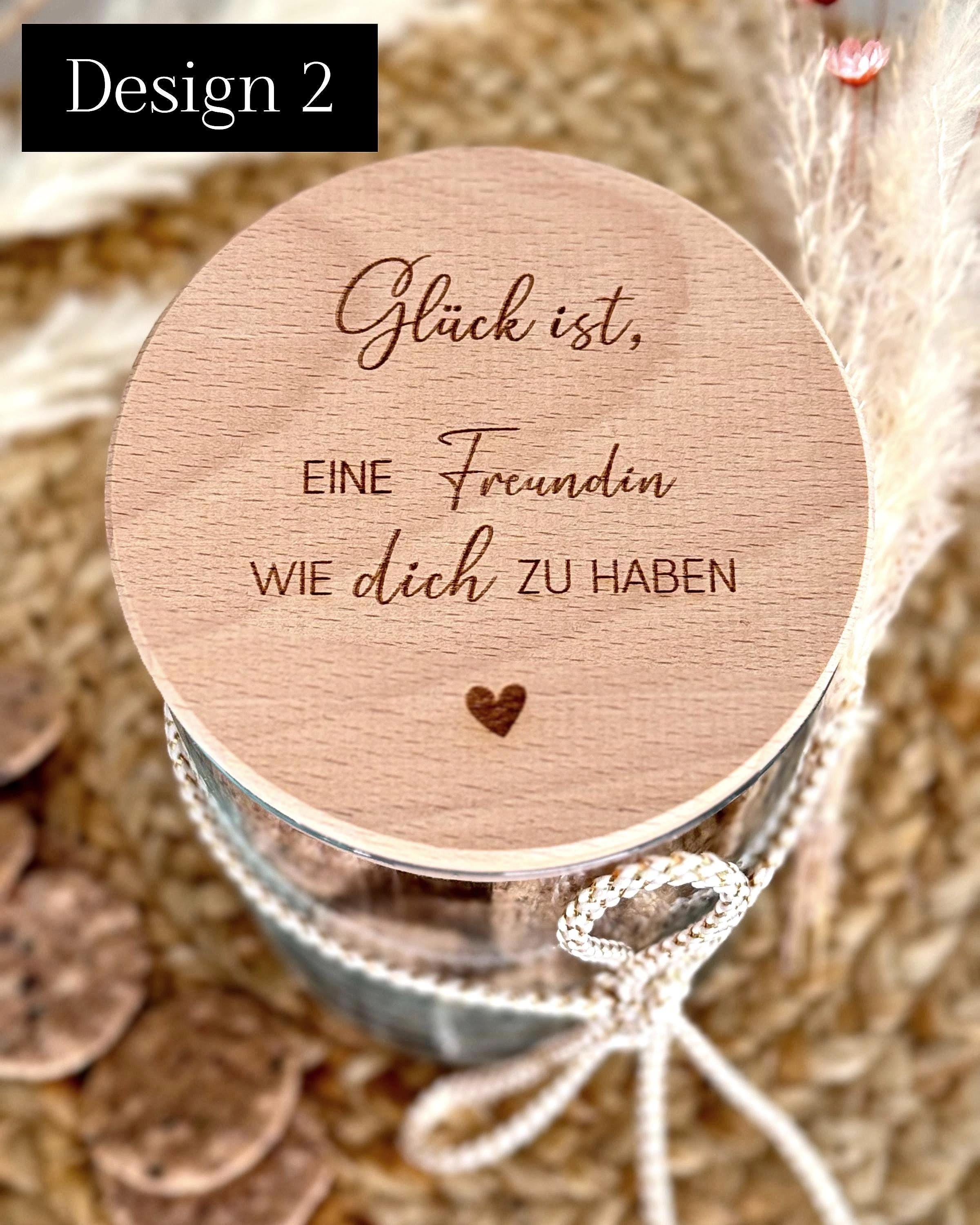 Vorratsglas personalisiert mit Herz in 3D und Wunschgravur. Geschenk für Frauen, Mama, Freundin, Kollegin – perfekt zu Weihnachten, Geburtstag oder Einweihungsparty. Als Keksdose, Trockenblumen-Deko oder Gutscheinverpackung nutzbar. Nachhaltiges Borosilikatglas mit FSC-zertifiziertem Buchenholzdeckel. Vorratsglas Keksdose Vorratsdose Personalisiert mit Gravur.