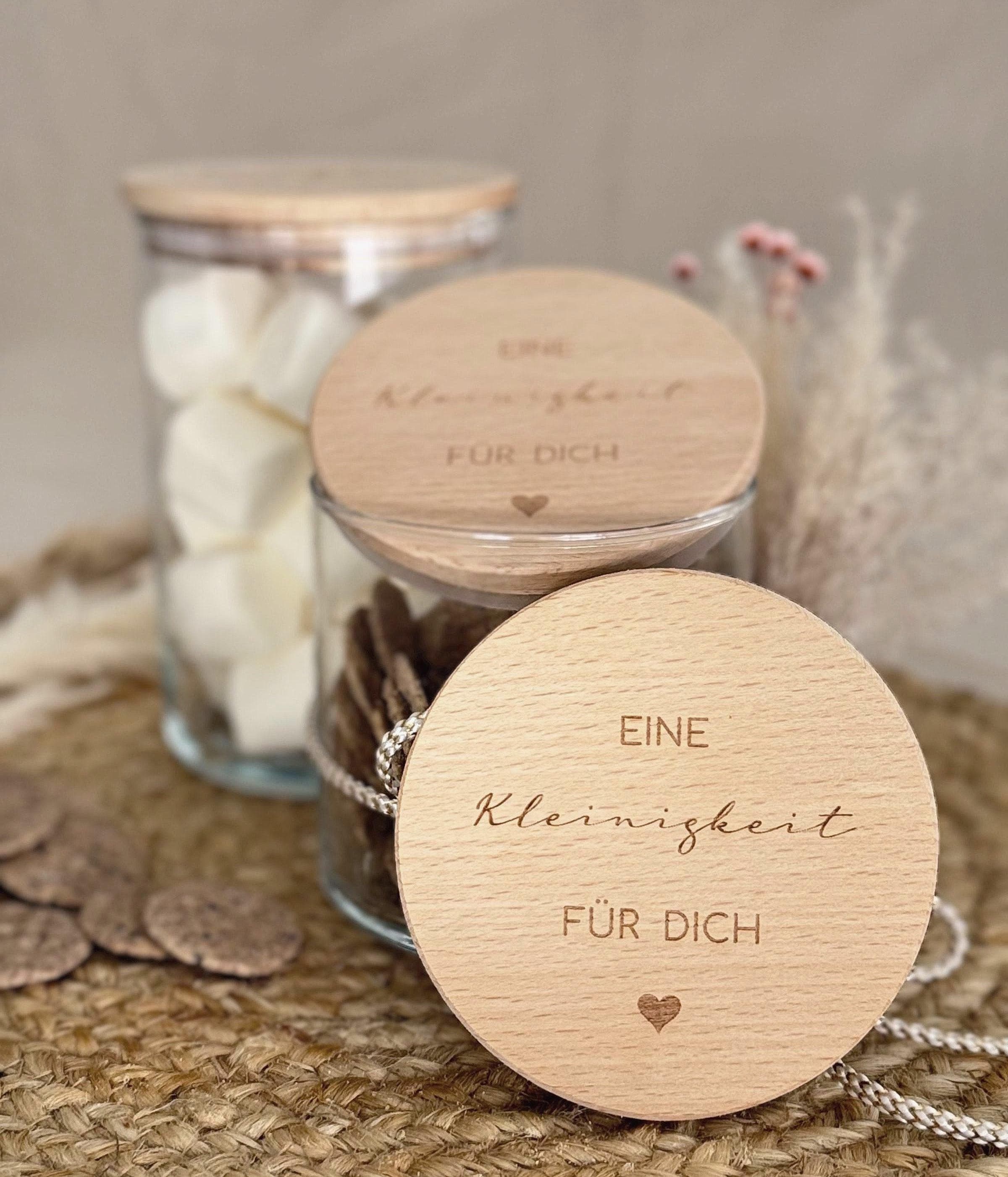 Dekoratives Vorratsglas mit Name graviert, präsentiert auf rustikalem Holzuntergrund. Das schlichte Design in Kombination mit dem natürlichen Holzdeckel macht dieses Glas zu einem stilvollen Wohnaccessoire – perfekt als Geburtstags- oder Weihnachtsgeschenk. Perfektes Geschenk als Ostern, Weihnachten, Geburtstag, Muttertag, Vatertag. Vorratsglas Keksdose Vorratsdose Personalisiert mit Gravur. 
Ostern Weihnachten Muttertag.
Abschiedsgeschenk  Kollegin Erzieherin