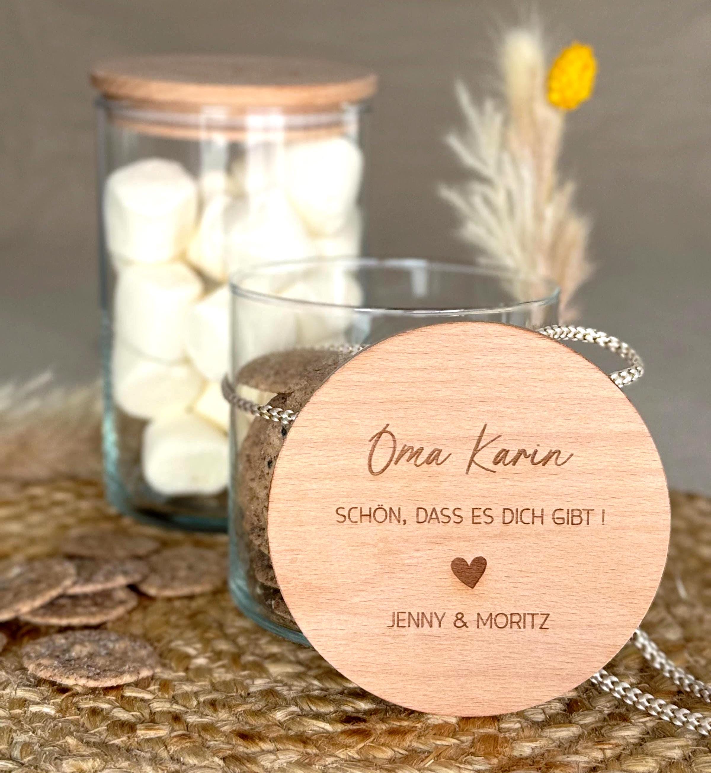 Vorratsglas mit Holzdeckel und Gravur, Geschenk Mama mit Namen, Weihnachtsgeschenk mit Herz aus Acryl, Muttertagsgeschenk Oma personalisiert, nachhaltiges Geschenk für sie, Geburtstag Mama Geschenkidee, dekoratives Vorratsglas für Süßigkeiten, Tee oder kleine Erinnerungen, personalisierbar mit Kindernamen, Geschenk für Frauen, Aufmerksamkeit beste Mama, individuelles Glas mit Gravur, Geschenkidee für Familie.