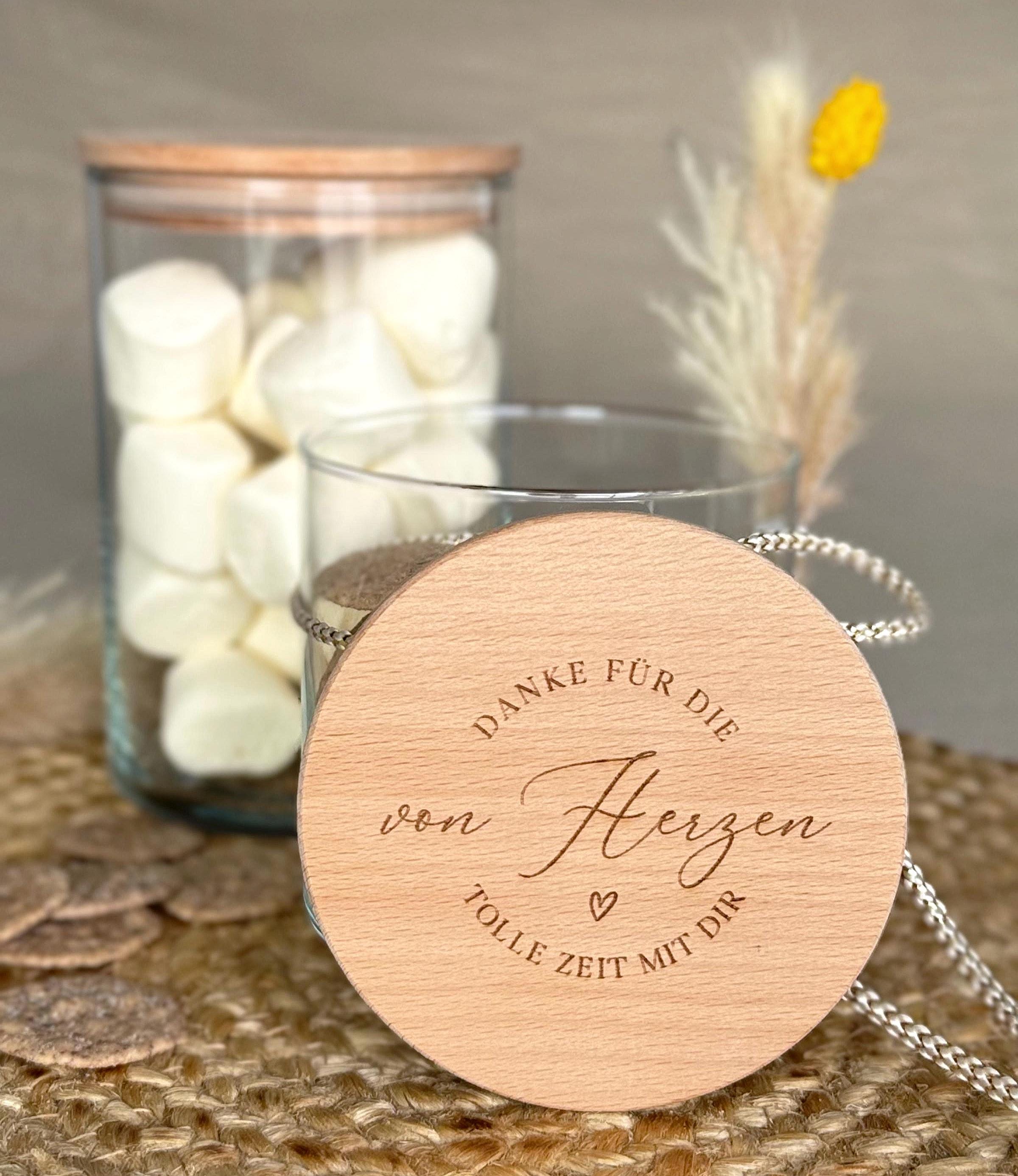 Detailaufnahme der Gravur auf dem Vorratsglas – dein Wunschname oder ein besonderes Wort präzise eingraviert. Das perfekte Geschenk für besondere Menschen wie Freundin, Schwester oder Kollegin. Ideal als Mitbringsel, Weihnachtsgeschenk oder Geburtstagsidee mit persönlichem Charakter und warmem Design. Ostern Weihnachten Muttertag.  Vorratsglas Keksdose Vorratsdose Personalisiert mit Gravur. 
Ostern Weihnachten Muttertag.
Abschiedsgeschenk  Kollegin Erzieherin