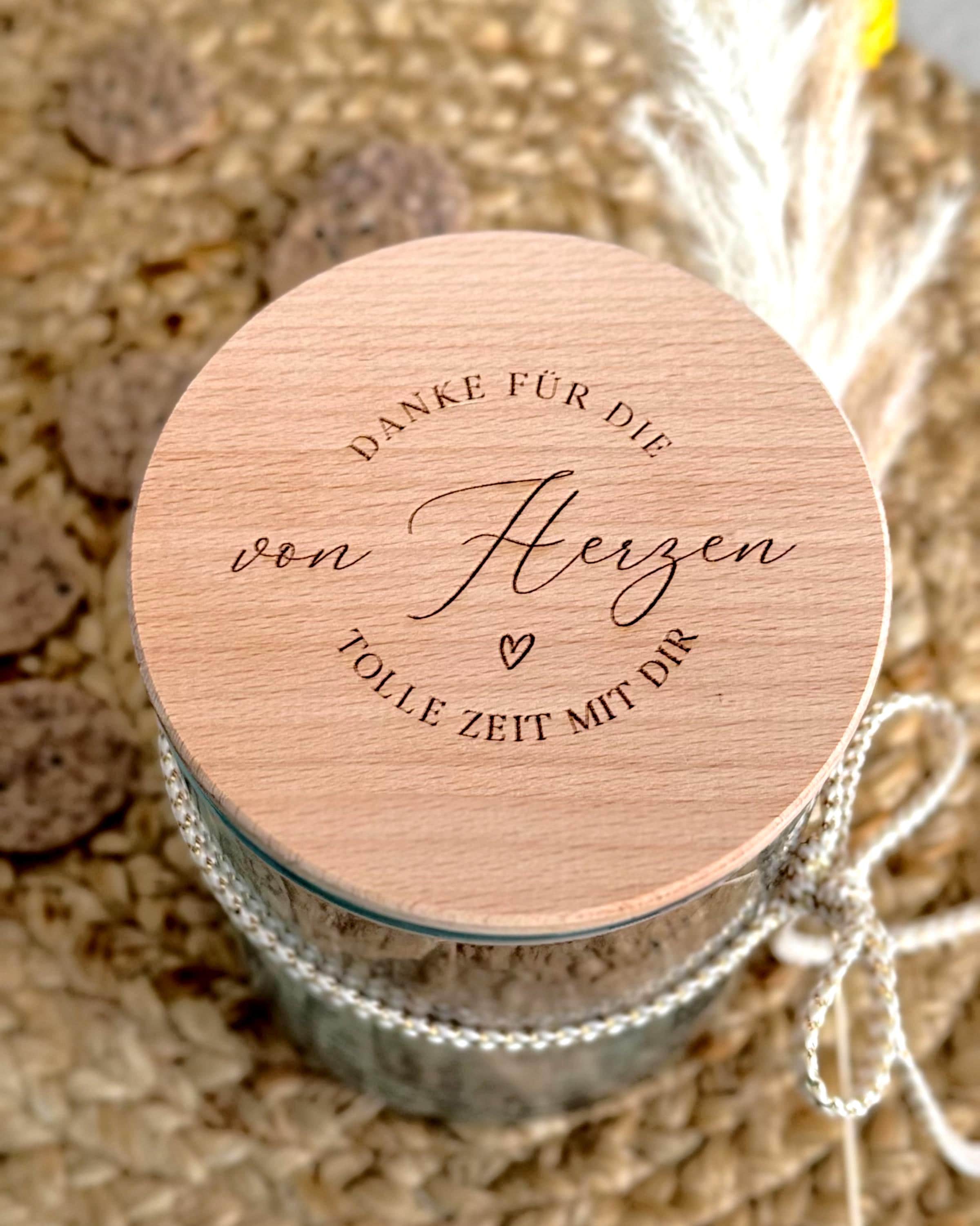 Gefülltes Vorratsglas mit Nüssen und individueller Gravur auf dem Glas. Eine nachhaltige und dekorative Geschenkidee für Küche und Alltag. Mit Holzdeckel, ideal für kleine Geschenke zu Ostern, Nikolaus oder als liebevolle Aufmerksamkeit für Freunde und Familie. Ostern Weihnachten Muttertag.  Vorratsglas Keksdose Vorratsdose Personalisiert mit Gravur. 
Ostern Weihnachten Muttertag.
Abschiedsgeschenk  Kollegin Erzieherin
