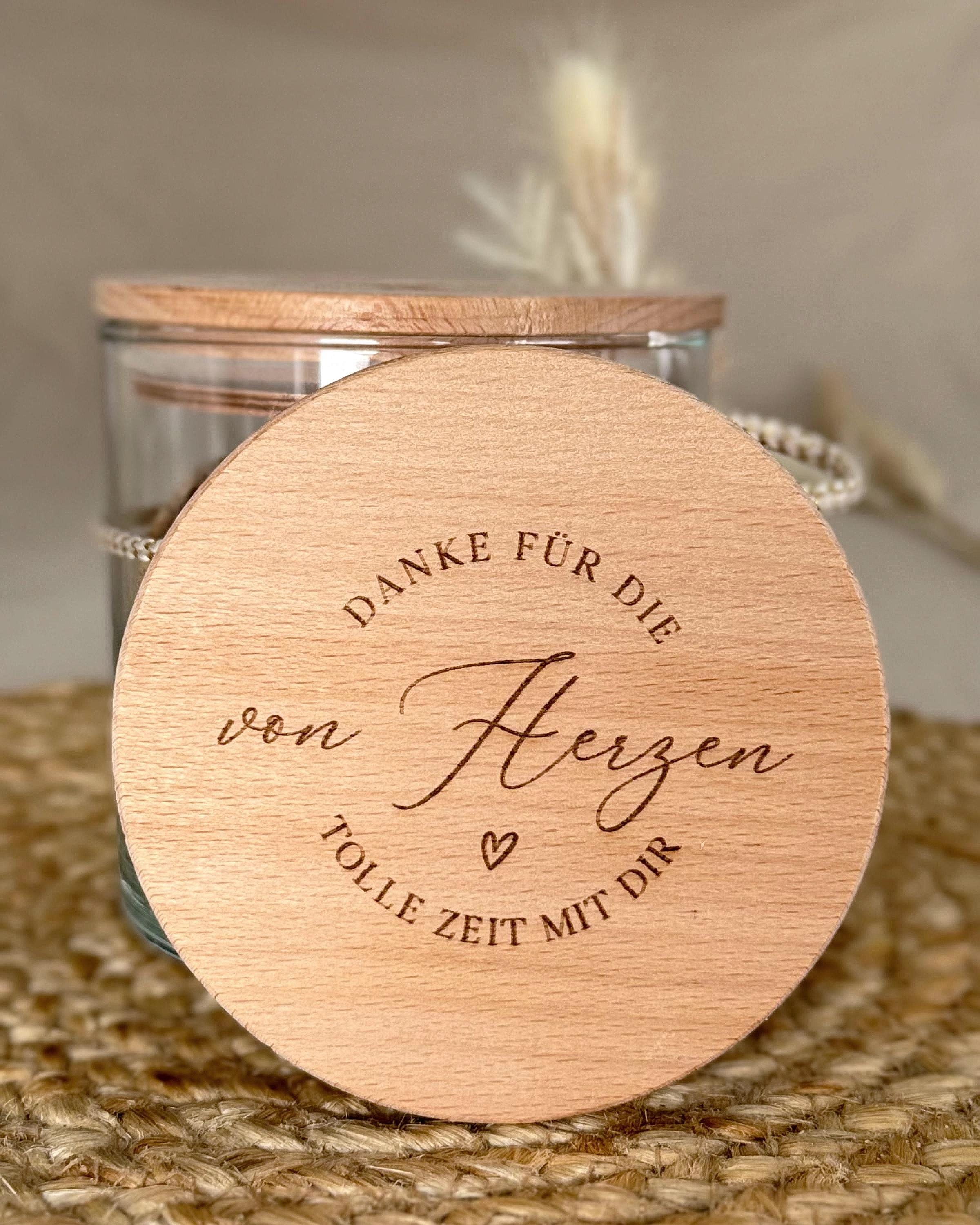 Personalisiertes Vorratsglas mit Gravur und Holzdeckel, perfekt als Geschenkidee für Weihnachten, Geburtstag oder Abschied. Ideal für Kekse, Snacks oder kleine Aufmerksamkeiten. Das Glas ist schlicht, modern und mit deinem Wunschtext personalisierbar – eine liebevolle Überraschung für Familie, Freunde, Kollegin oder Mama. Ostern Weihnachten Muttertag.  Vorratsglas Keksdose Vorratsdose Personalisiert mit Gravur. 
Ostern Weihnachten Muttertag.
Abschiedsgeschenk  Kollegin Erzieherin