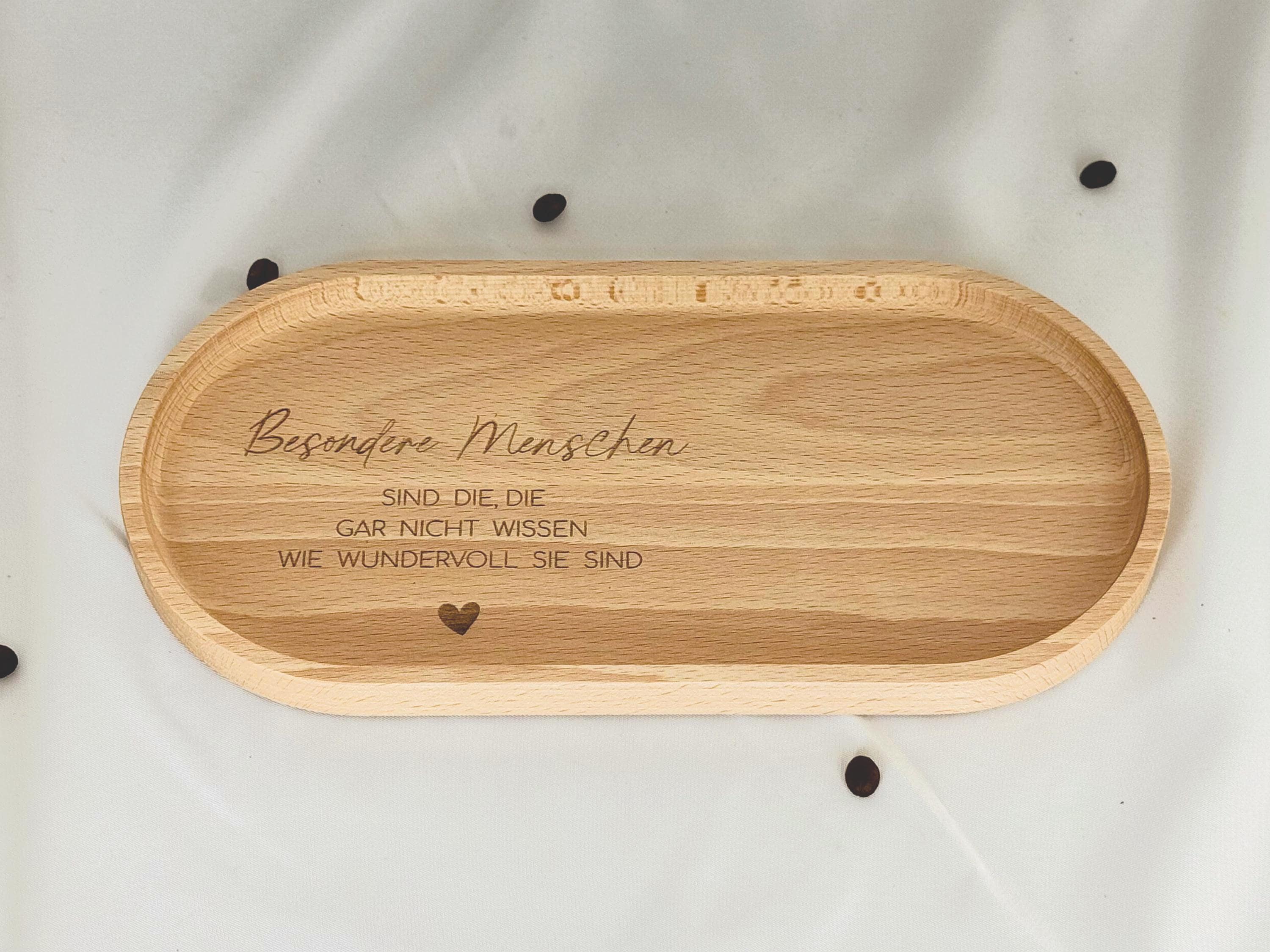 Handgefertigtes Buchenholz-Tablett mit Kerzenhalter, ideal für Tischdekoration und als Geschenk für besondere Anlässe. Die Hartwachs-Beschichtung schützt das Holz vor Kratzern und sorgt für einfache Pflege, perfekt als stilvolles Accessoire im Zuhause. Steingut Tasse. Personalisierte Geschenke