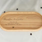 Handgefertigtes Buchenholz-Tablett mit Kerzenhalter, ideal für Tischdekoration und als Geschenk für besondere Anlässe. Die Hartwachs-Beschichtung schützt das Holz vor Kratzern und sorgt für einfache Pflege, perfekt als stilvolles Accessoire im Zuhause. Steingut Tasse. Personalisierte Geschenke