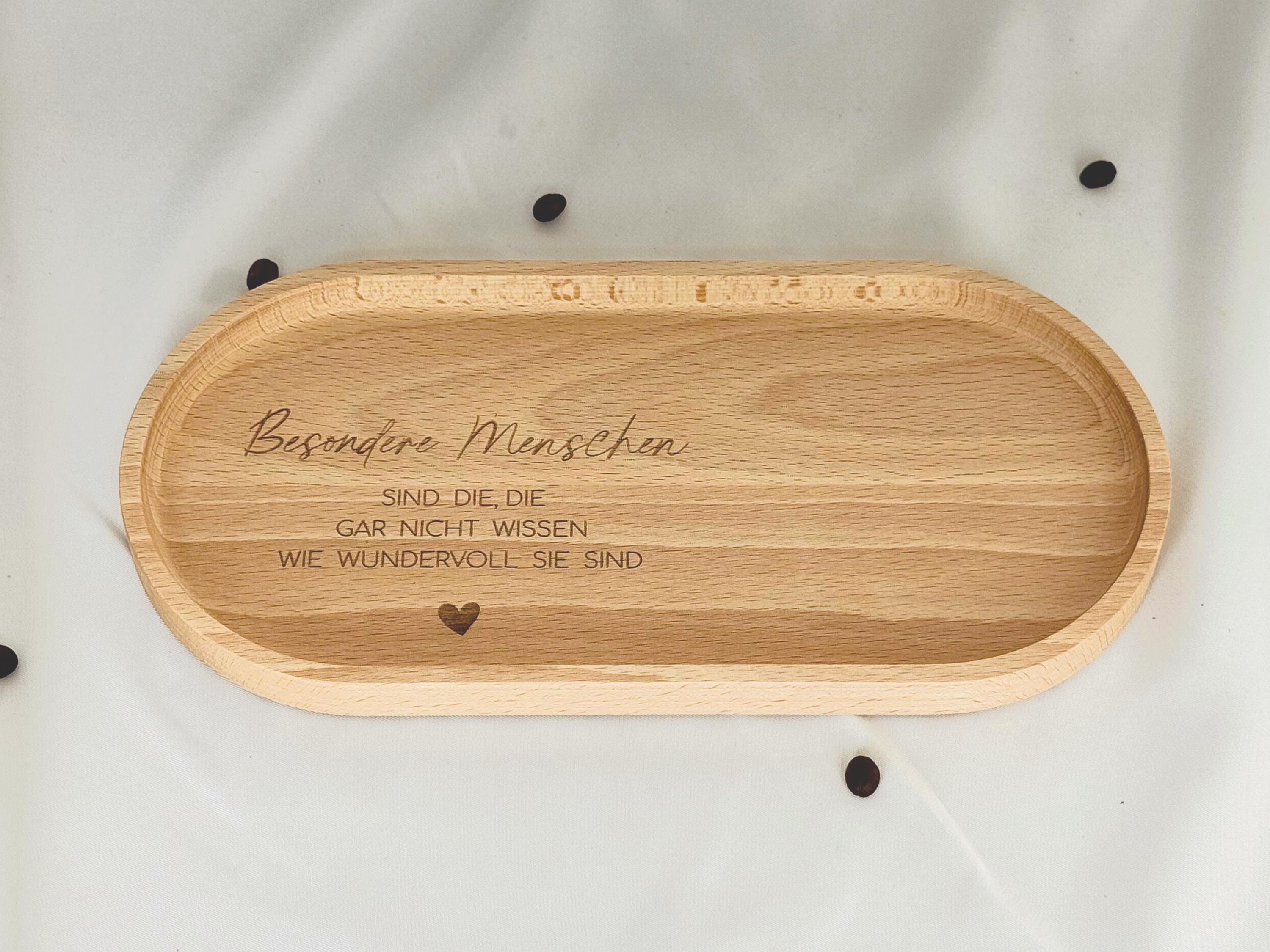 Handgefertigtes Buchenholz-Tablett mit Kerzenhalter, ideal für Tischdekoration und als Geschenk für besondere Anlässe. Die Hartwachs-Beschichtung schützt das Holz vor Kratzern und sorgt für einfache Pflege, perfekt als stilvolles Accessoire im Zuhause. Steingut Tasse. Personalisierte Geschenke