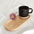 Personalisierte Tasse mit Namen auf Holztablett, liebevoll dekoriert mit Schleifenband und Blume. Geschenkidee für Freundschaft, Familie oder zum Abschied. Ideal für Geburtstage, Weihnachten, Nikolaus oder Ostern. Rustikaler Stil in warmen Beige-Tönen, ein echter Blickfang im Alltag. Geschenkset für Kaffee- und Teeliebhaber:innen mit individueller Gravur und natürlicher Ästhetik. Steingut Tasse. Personalisierte Geschenke
