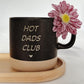 Wochenbett Geschenkidee – personalisierte Tasse für frisch gebackene Mamas. Keramiktasse mit Gravur und lustigem Mama Spruch. Perfekt für Kaffee oder Tee und ein liebevolles Geschenk für Frauen, die in ihrer neuen Rolle als Mama Unterstützung verdienen.
 Steingut Tasse. Vatertag Ostern Weihnachten. Perfektes Vatertagsgeschenk für Papa. Perfektes Müttertagsgeschenk für Mama