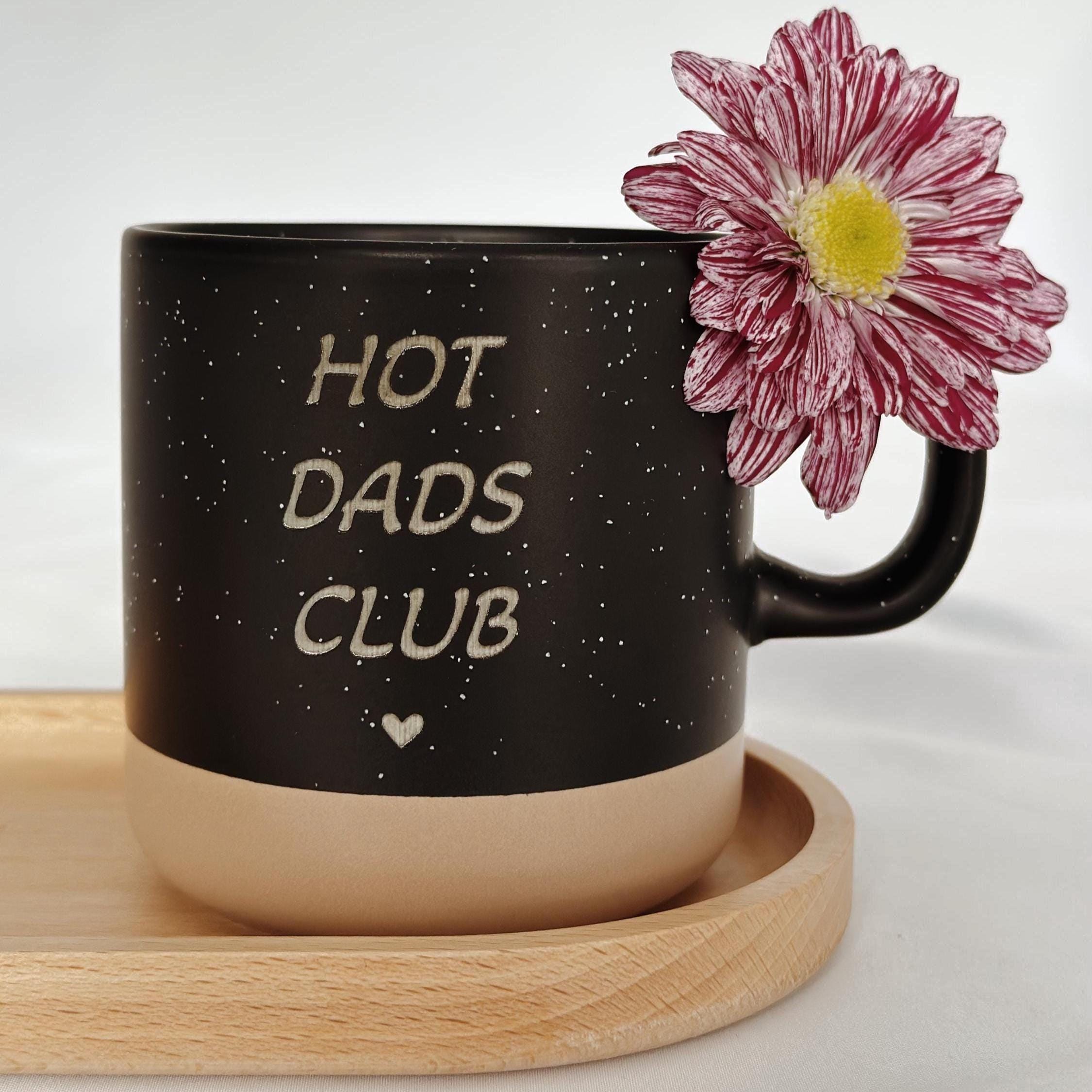 Wochenbett Geschenkidee – personalisierte Tasse für frisch gebackene Mamas. Keramiktasse mit Gravur und lustigem Mama Spruch. Perfekt für Kaffee oder Tee und ein liebevolles Geschenk für Frauen, die in ihrer neuen Rolle als Mama Unterstützung verdienen.
 Steingut Tasse. Vatertag Ostern Weihnachten. Perfektes Vatertagsgeschenk für Papa. Perfektes Müttertagsgeschenk für Mama