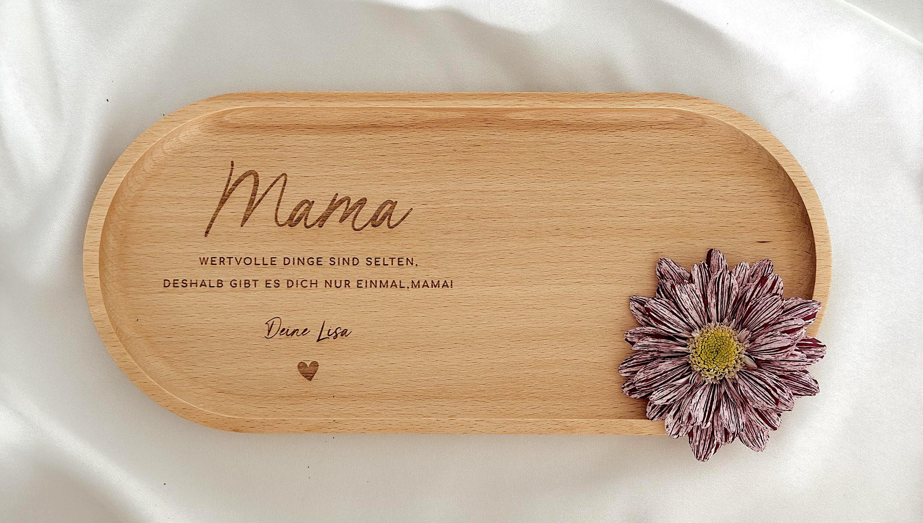 Personalisierte Tasse mit Name auf weiß-beiger Keramik und passendem Holztablett. Liebevolle Gravur „Mama“ mit Kindername und Herzsymbol macht dieses Set zu einem besonderen Erinnerungsstück. Ideales Geschenk zum Muttertag, Geburtstag oder Weihnachten. Ein stilvolles Mitbringsel für Eltern und Familie, perfekt für den Alltag bei Kaffee, Tee oder Kakao.