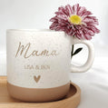 Hochwertige Keramiktasse für Mama, personalisiert mit Namen und Herzgravur, inklusive Holztablett aus Buche. Dieses stilvolle Set eignet sich perfekt als Geschenkidee zu Weihnachten, Ostern, Geburtstag oder Muttertag. Spülmaschinenfeste Tasse in elegantem Beige, gefertigt mit Lasergravur, kombiniert mit praktischem Tablett für den täglichen Genuss von Kaffee oder Tee.