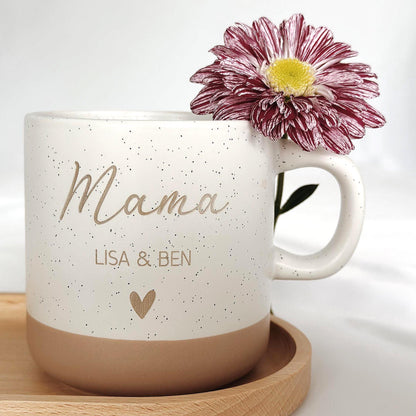 Hochwertige Keramiktasse für Mama, personalisiert mit Namen und Herzgravur, inklusive Holztablett aus Buche. Dieses stilvolle Set eignet sich perfekt als Geschenkidee zu Weihnachten, Ostern, Geburtstag oder Muttertag. Spülmaschinenfeste Tasse in elegantem Beige, gefertigt mit Lasergravur, kombiniert mit praktischem Tablett für den täglichen Genuss von Kaffee oder Tee.