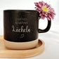 Personalisierte Tasse mit Namen auf Holztablett, liebevoll dekoriert mit Schleifenband und Blume. Geschenkidee für Freundschaft, Familie oder zum Abschied. Ideal für Geburtstage, Weihnachten, Nikolaus oder Ostern. Rustikaler Stil in warmen Beige-Tönen, ein echter Blickfang im Alltag. Geschenkset für Kaffee- und Teeliebhaber:innen mit individueller Gravur und natürlicher Ästhetik. Steingut Tasse beige Personalisierbar