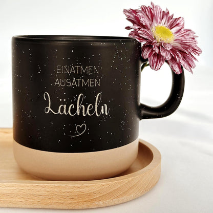 Personalisierte Tasse mit Namen auf Holztablett, liebevoll dekoriert mit Schleifenband und Blume. Geschenkidee für Freundschaft, Familie oder zum Abschied. Ideal für Geburtstage, Weihnachten, Nikolaus oder Ostern. Rustikaler Stil in warmen Beige-Tönen, ein echter Blickfang im Alltag. Geschenkset für Kaffee- und Teeliebhaber:innen mit individueller Gravur und natürlicher Ästhetik. Steingut Tasse beige Personalisierbar