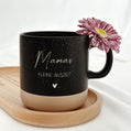 Personalisierte Tasse mit Name und passendem Holztablett als Geschenk-Set. Ideal für besondere Menschen, Freundin, Frau oder Kollegin zum Geburtstag, zu Weihnachten, Nikolaus oder Ostern. Die matte, gesprenkelte Keramiktasse mit 360 ml Fassungsvermögen in Beige passt perfekt zum hochwertig geölten Tablett aus Buchenholz mit Namensgravur. Schönes Geschenk für Freundschaft & Familie. steingut tasse