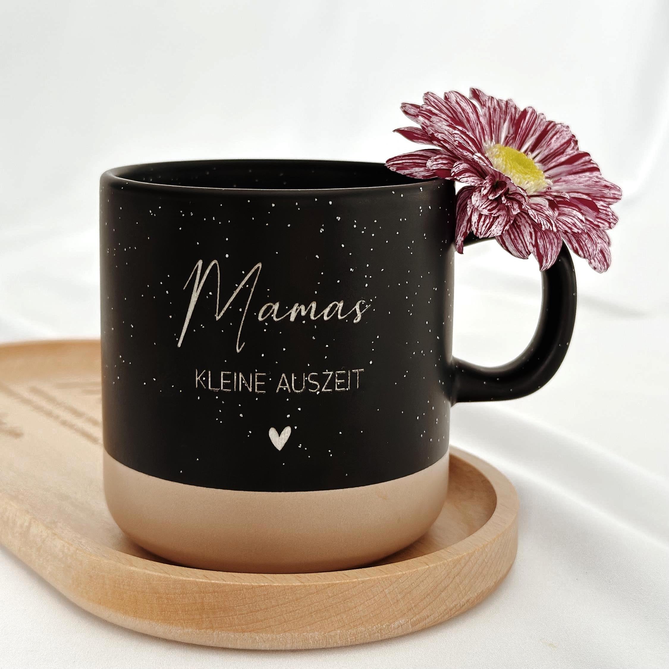Personalisierte Tasse mit Name und passendem Holztablett als Geschenk-Set. Ideal für besondere Menschen, Freundin, Frau oder Kollegin zum Geburtstag, zu Weihnachten, Nikolaus oder Ostern. Die matte, gesprenkelte Keramiktasse mit 360 ml Fassungsvermögen in Beige passt perfekt zum hochwertig geölten Tablett aus Buchenholz mit Namensgravur. Schönes Geschenk für Freundschaft & Familie. steingut tasse