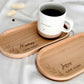 Hochwertiges Buchenholztablett mit individueller Namensgravur, kombiniert mit einer personalisierten Tasse. Handgefertigt, lebensmittelecht, mit Hartwachs behandelt. Pflegehinweise: nur von Hand waschen, trocken lagern, direkte Sonneneinstrahlung vermeiden. Wunderschön als Geschenk für besondere Menschen – Freundin, Frau, Kollegin oder für sich selbst. Steingut Tasse beige Personalisierbar