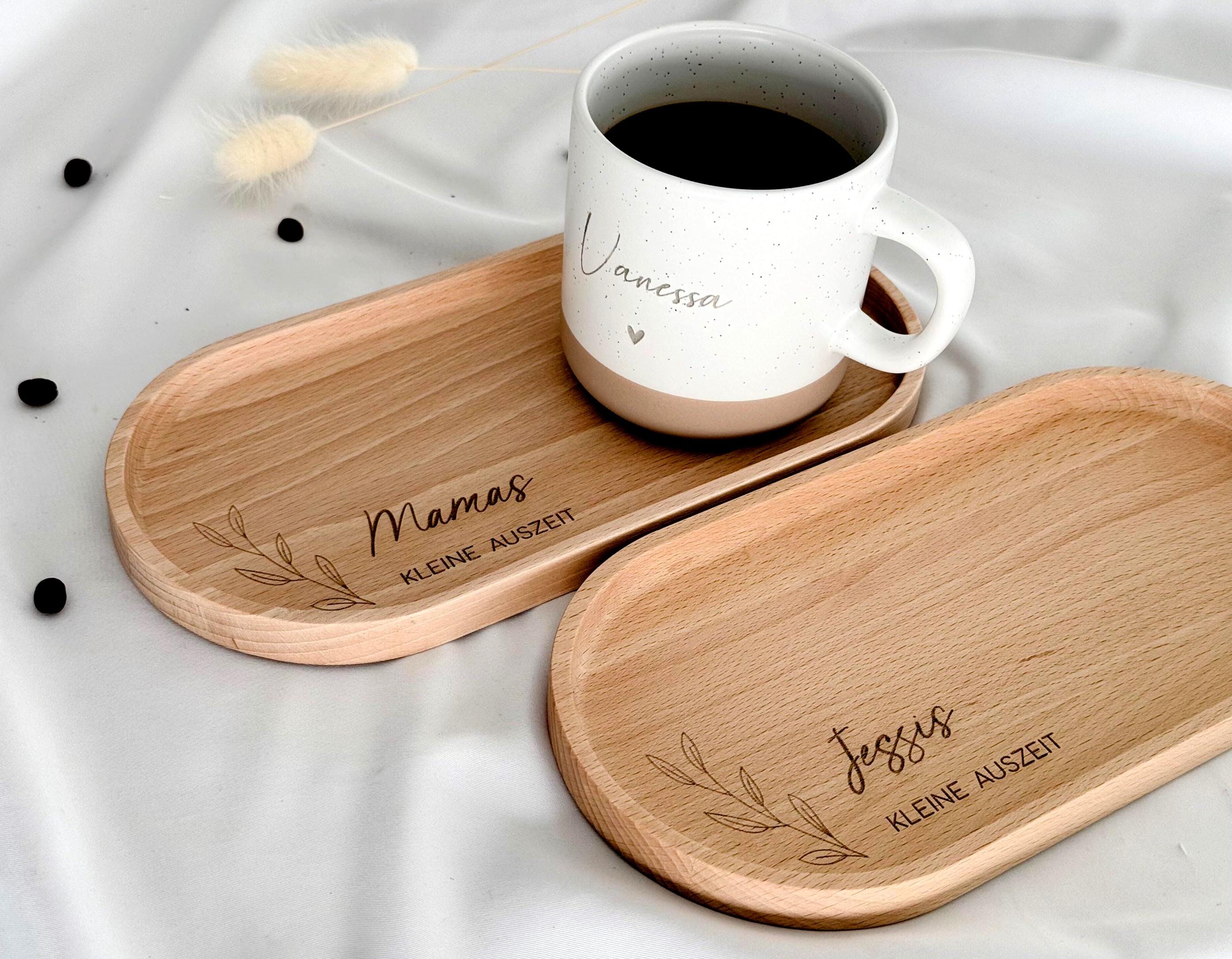 Hochwertiges Buchenholztablett mit individueller Namensgravur, kombiniert mit einer personalisierten Tasse. Handgefertigt, lebensmittelecht, mit Hartwachs behandelt. Pflegehinweise: nur von Hand waschen, trocken lagern, direkte Sonneneinstrahlung vermeiden. Wunderschön als Geschenk für besondere Menschen – Freundin, Frau, Kollegin oder für sich selbst. Steingut Tasse beige Personalisierbar