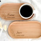 Tasse und Tablett als Set in Geschenkverpackung mit personalisierter Gravur. Perfekt als Mitbringsel zu besonderen Anlässen: Geburtstag, Ostern, Weihnachten oder Nikolaus. Stilvolle Geschenkidee für Freundin, Kollegin oder Bestie. Handgefertigtes Set mit Charakter, ideal für Kaffee- und Teeliebhaber:innen. Einzigartiges, liebevoll gestaltetes Präsent für jeden Anlass. Steingut Tasse beige Personalisierbar