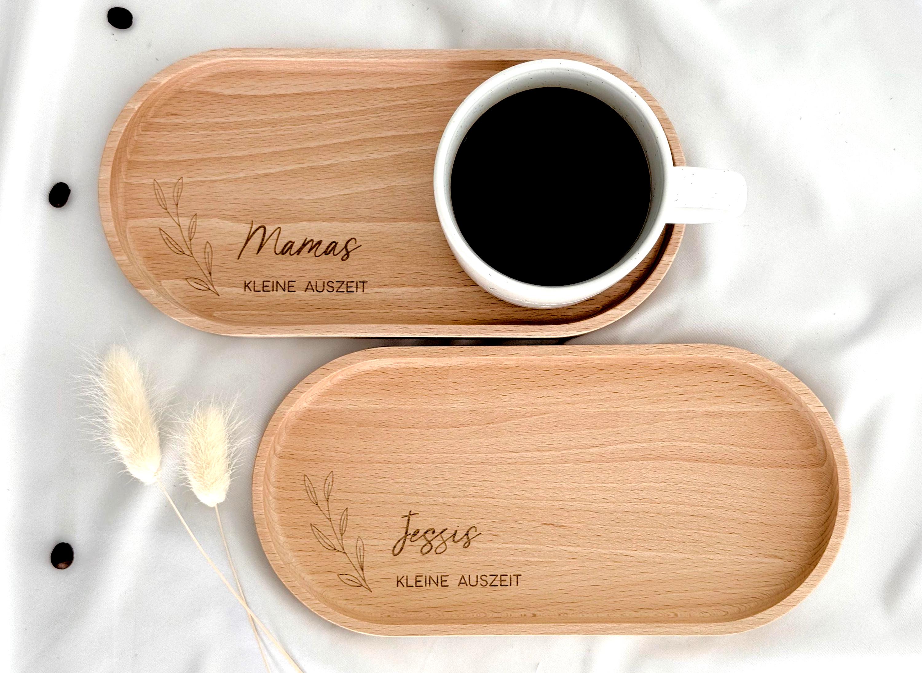 Tasse und Tablett als Set in Geschenkverpackung mit personalisierter Gravur. Perfekt als Mitbringsel zu besonderen Anlässen: Geburtstag, Ostern, Weihnachten oder Nikolaus. Stilvolle Geschenkidee für Freundin, Kollegin oder Bestie. Handgefertigtes Set mit Charakter, ideal für Kaffee- und Teeliebhaber:innen. Einzigartiges, liebevoll gestaltetes Präsent für jeden Anlass. Steingut Tasse beige Personalisierbar
