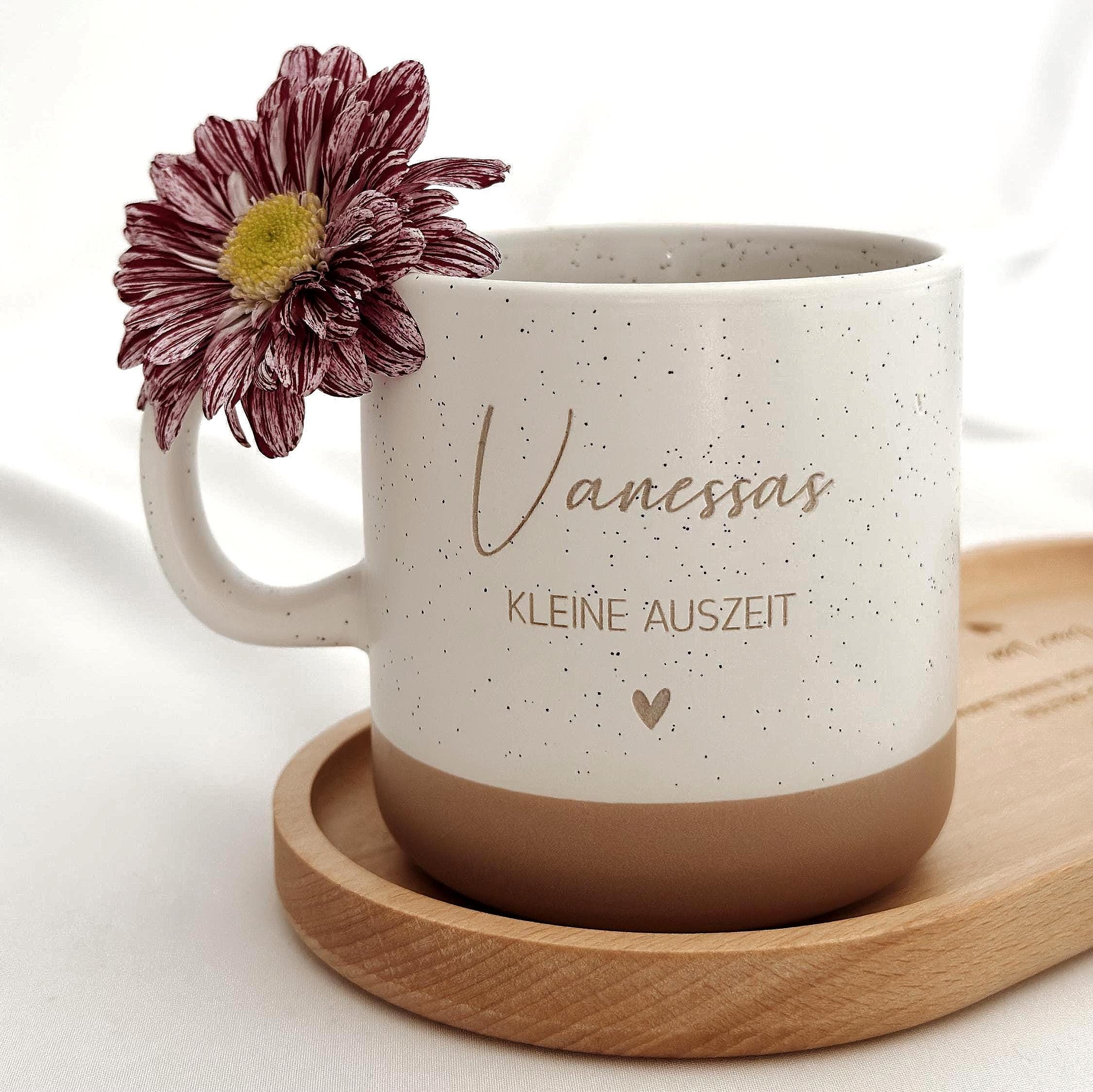 Personalisierte Tasse mit Name und passendem Holztablett als Geschenk-Set. Ideal für besondere Menschen, Freundin, Frau oder Kollegin zum Geburtstag, zu Weihnachten, Nikolaus oder Ostern. Die matte, gesprenkelte Keramiktasse mit 360 ml Fassungsvermögen in Beige passt perfekt zum hochwertig geölten Tablett aus Buchenholz mit Namensgravur. Schönes Geschenk für Freundschaft & Familie. steingut tasse
