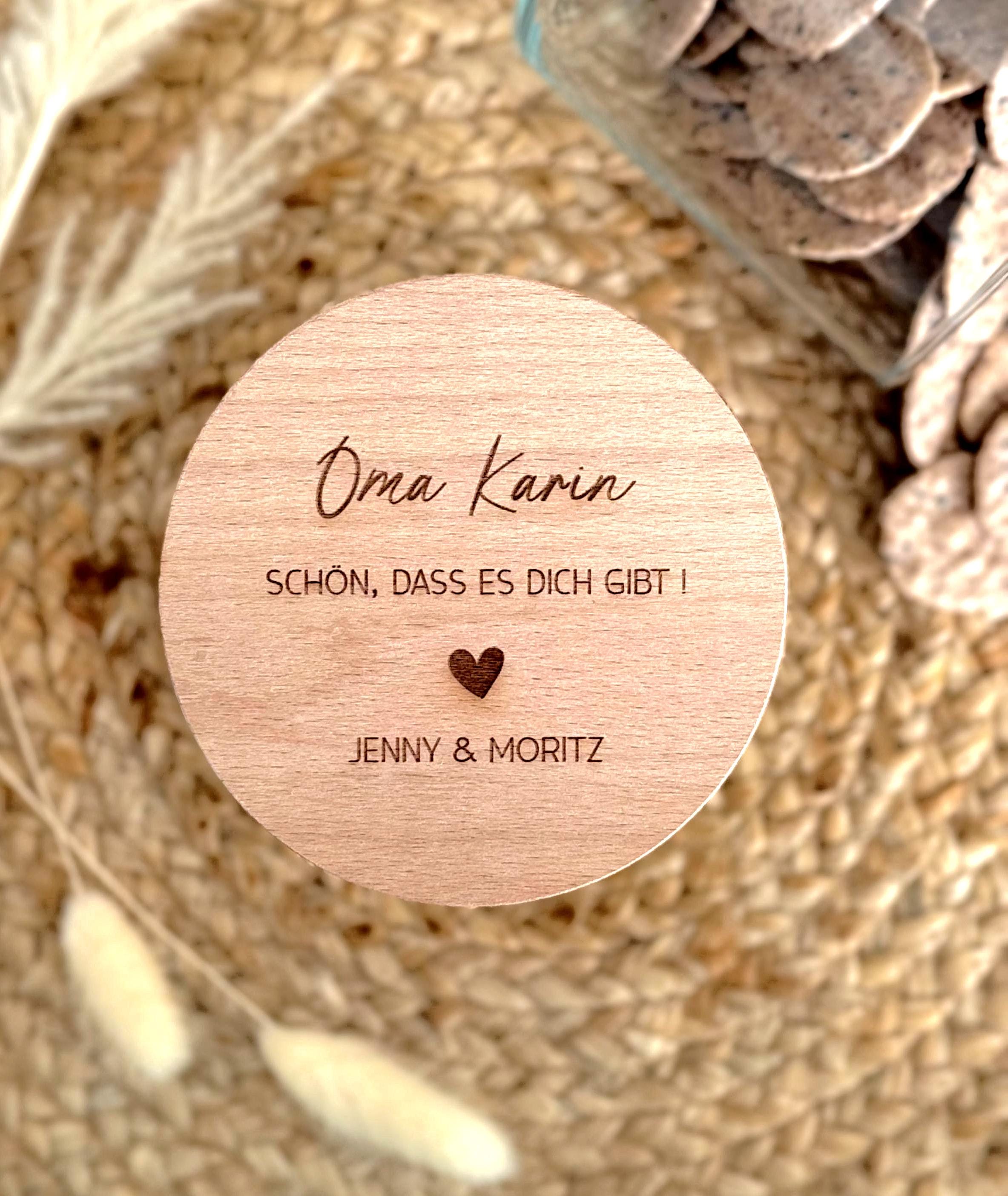 Geschenk Mama personalisierbar – Vorratsglas mit FSC-zertifiziertem Buchenholzdeckel und persönlicher Gravur, Muttertagsgeschenk Oma, Weihnachtsgeschenk mit Namen, Glas mit 3D Herz, Geburtstagsgeschenk für Frauen, dekoratives Glas für Süßigkeiten, Tee oder Erinnerungen, individuelles Geschenk mit Kindernamen, nachhaltige Geschenkidee für Mama und Oma, personalisierte Geschenke zum Geburtstag oder Weihnachten.