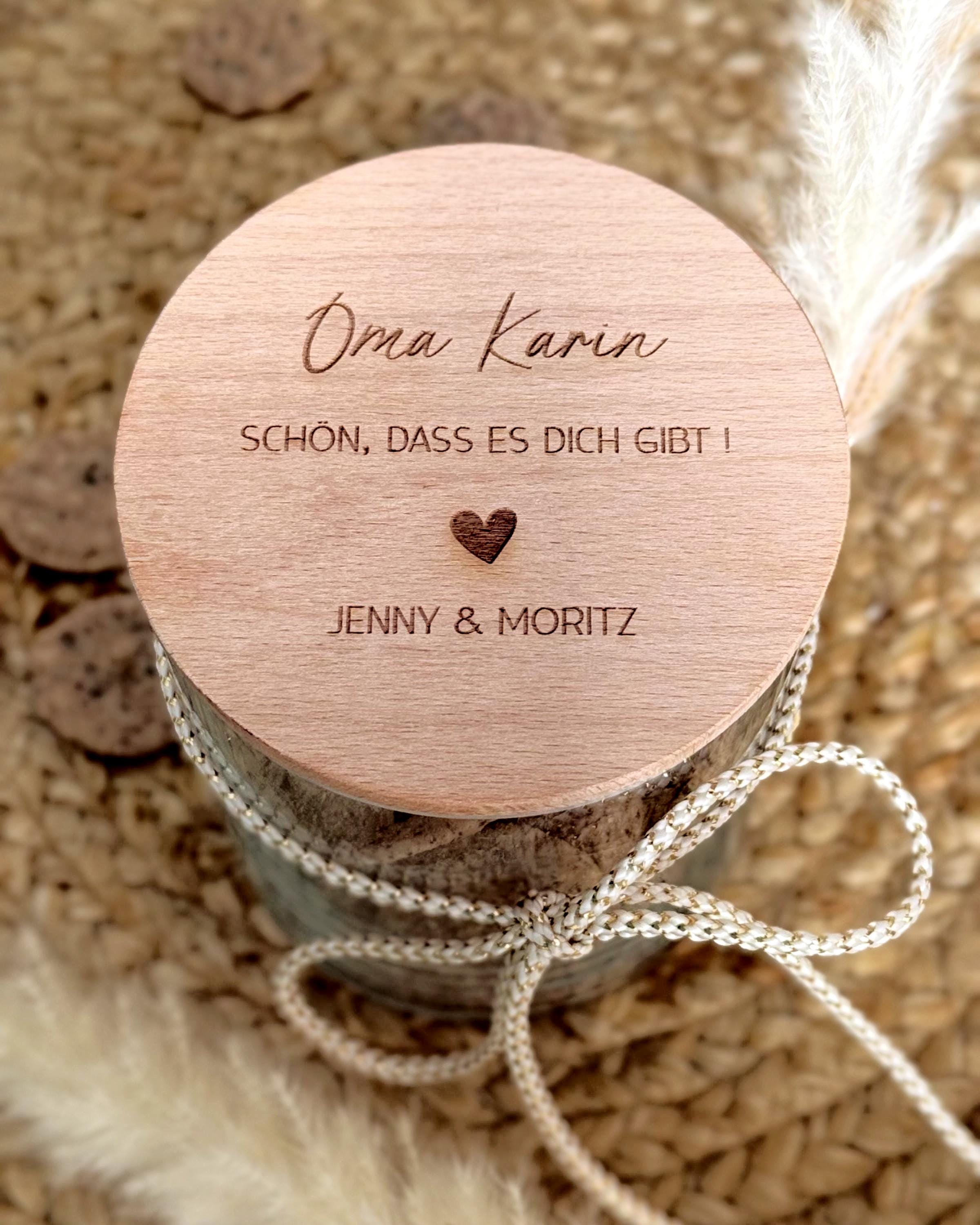 Personalisiertes Vorratsglas Mama – Geschenk für Geburtstag, Weihnachten oder Muttertag, Vorratsglas mit Namen graviert, Holzdeckel aus Buchenholz, nachhaltiges Glas mit Herzdeko in 3D-Optik, Geschenk für Frauen, Oma, Uroma oder Mama, liebevolle Geschenkidee mit Kindernamen, personalisierte Geschenke, Weihnachtsgeschenk für Mama, dekorative Aufbewahrung für Küche, einzigartiges Mitbringsel für besondere Menschen.