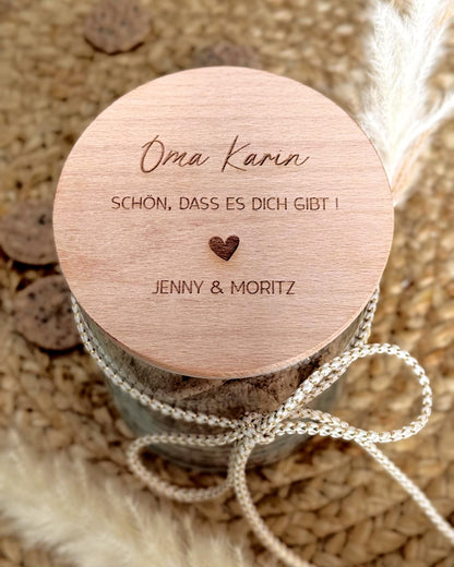 Personalisiertes Vorratsglas Mama – Geschenk für Geburtstag, Weihnachten oder Muttertag, Vorratsglas mit Namen graviert, Holzdeckel aus Buchenholz, nachhaltiges Glas mit Herzdeko in 3D-Optik, Geschenk für Frauen, Oma, Uroma oder Mama, liebevolle Geschenkidee mit Kindernamen, personalisierte Geschenke, Weihnachtsgeschenk für Mama, dekorative Aufbewahrung für Küche, einzigartiges Mitbringsel für besondere Menschen.