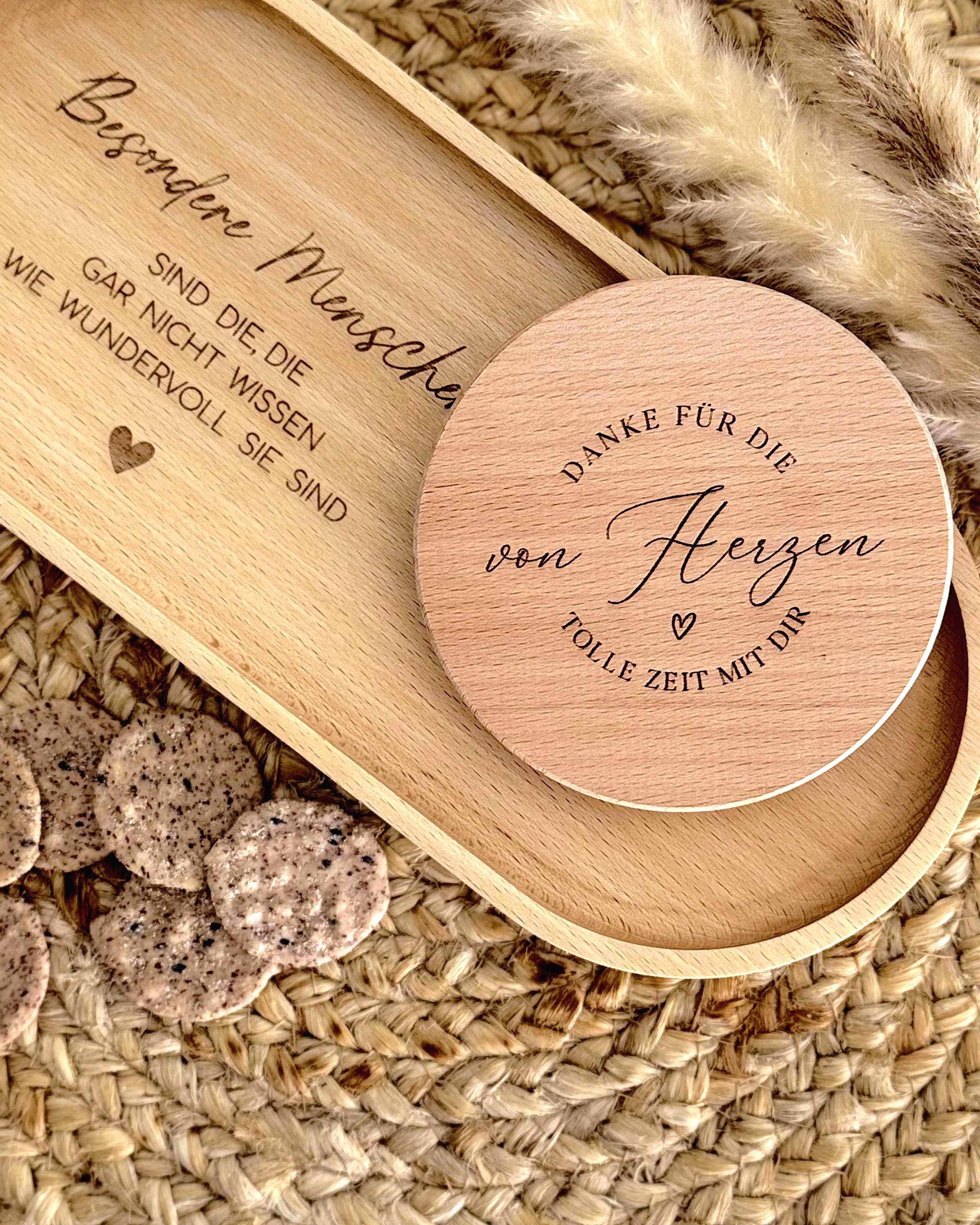 Vorratsglas personalisiert, gefüllt mit Keksen und versiegelt mit einem stilvollen Holzdeckel. Schön als dekoratives Keksglas mit Gravur für die Küche oder als Geschenk für Oma, Tante oder Mama. Praktisch und liebevoll – ein Glas für Genussmomente mit persönlicher Note. Ostern Weihnachten Muttertag.  Vorratsglas Keksdose Vorratsdose Personalisiert mit Gravur. 
Ostern Weihnachten Muttertag.
Abschiedsgeschenk  Kollegin Erzieherin
