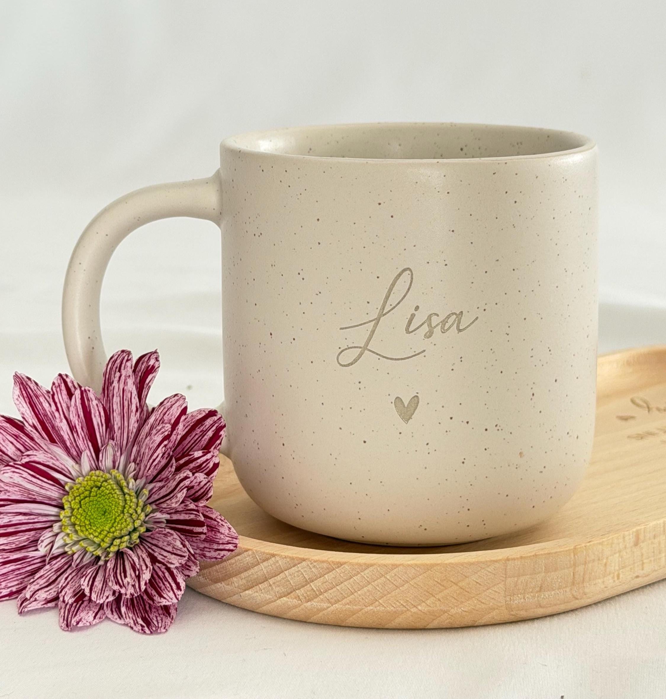 Keramiktasse mit heißem Kaffee auf graviertem Holztablett. Stilvolle Kombination aus Naturmaterialien – personalisierbar mit Name, ideal für Freundinnen und Familie. Steingut Tasse. Personalisierte Geschenke