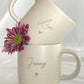 Gravierte Namens-Tasse in Beige mit minimalistischer Schrift. Individuell gestaltetes Geschenkset für Freundin, Kollegin oder Bestie. Hochwertige Handarbeit aus Deutschland. Steingut Tasse. Personalisierte Geschenke