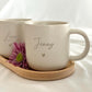 Keramiktasse mit Namensgravur, serviert mit Kaffee und Holztablett. Perfekt für entspannte Morgenmomente. Personalisierte Geschenkidee für Frauen, Familie oder Freunde. Steingut Tasse. Personalisierte Geschenke