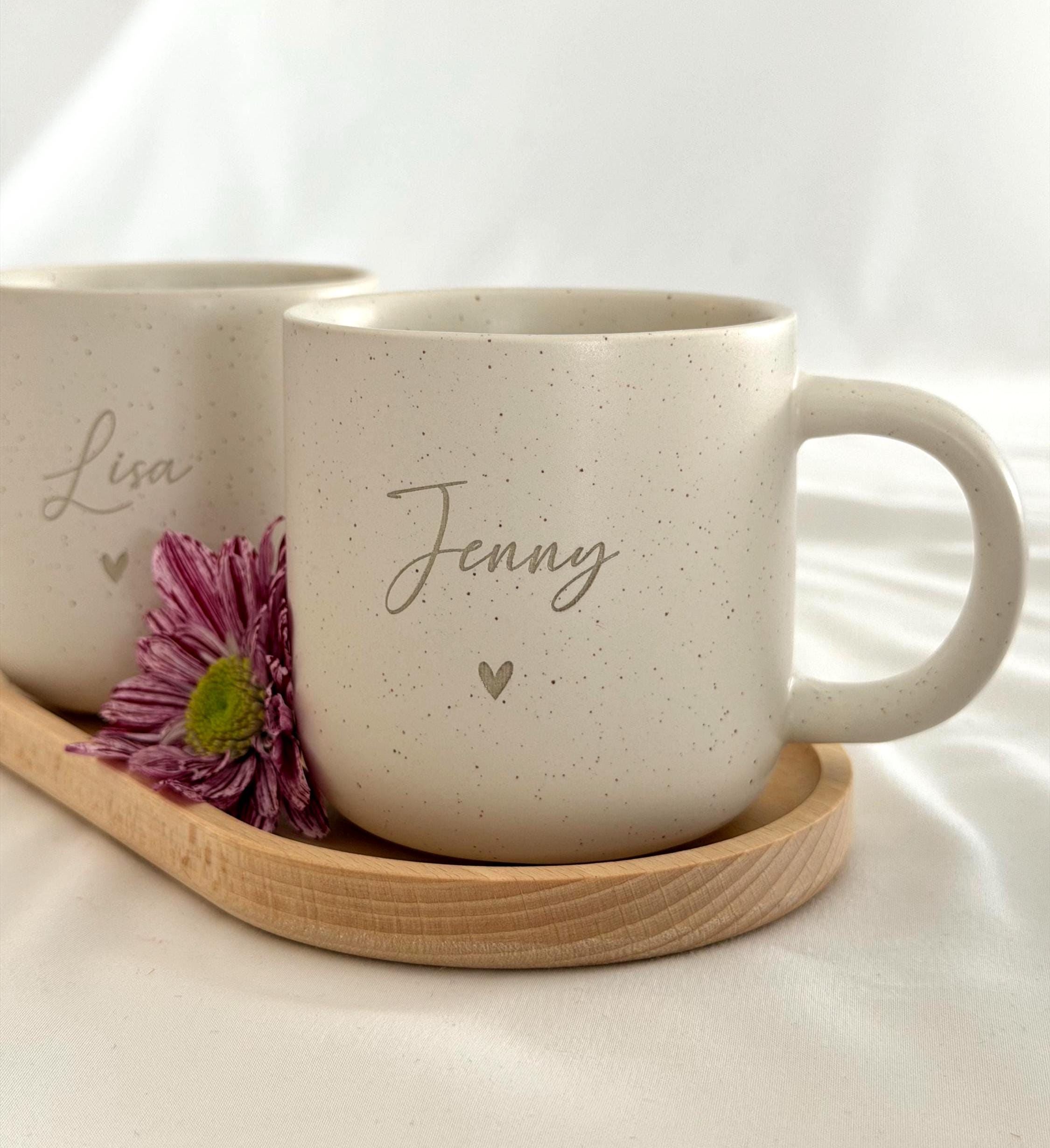 Keramiktasse mit Namensgravur, serviert mit Kaffee und Holztablett. Perfekt für entspannte Morgenmomente. Personalisierte Geschenkidee für Frauen, Familie oder Freunde. Steingut Tasse. Personalisierte Geschenke
