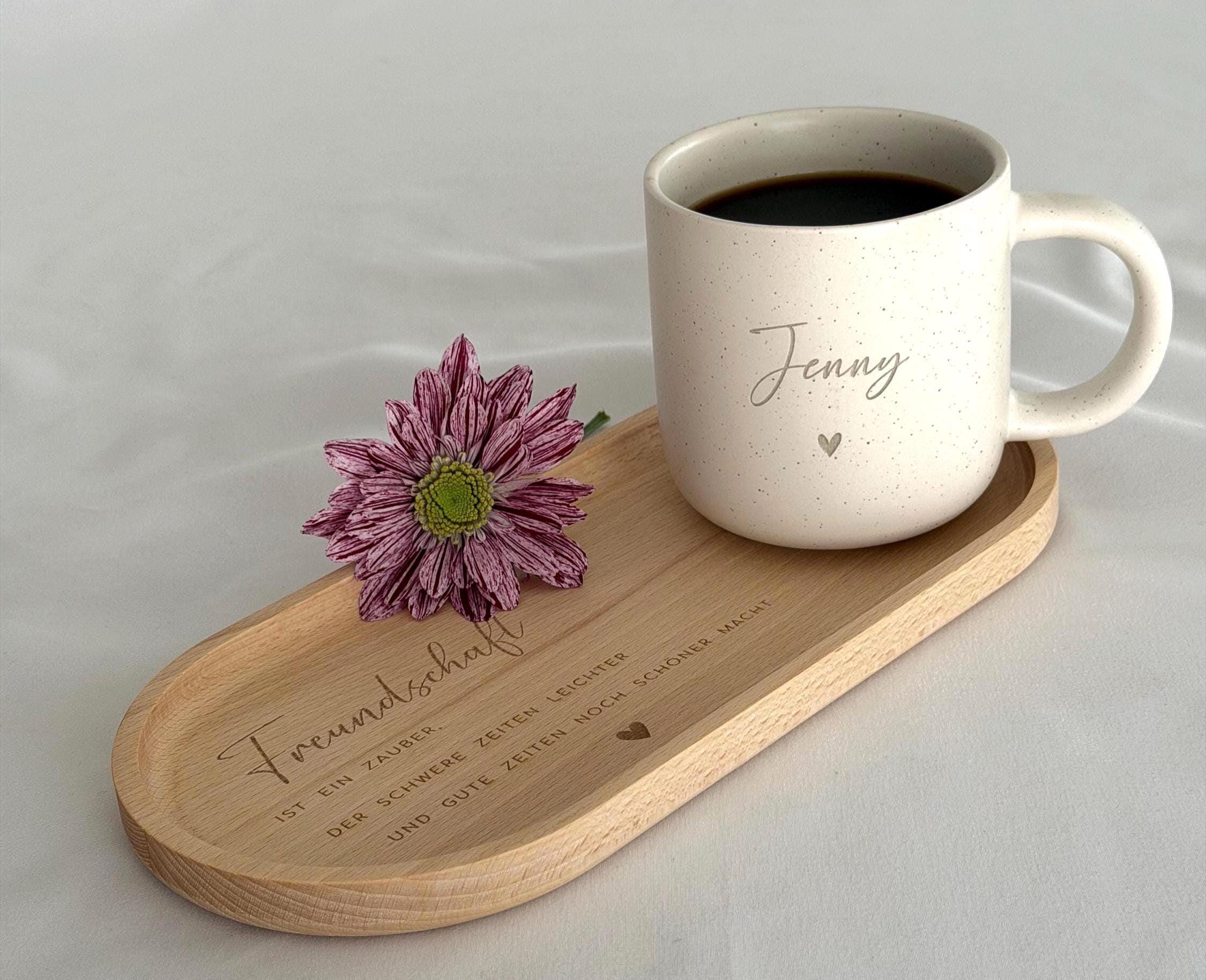 Personalisierte Tasse mit Holztablett, liebevoll verpackt als Geschenk für Freundin, Kollegin oder Mutter. Ideal für Geburtstag, Weihnachten oder Abschied. Ein besonderes Geschenk mit Herz. Steingut Tasse. Personalisierte Geschenke