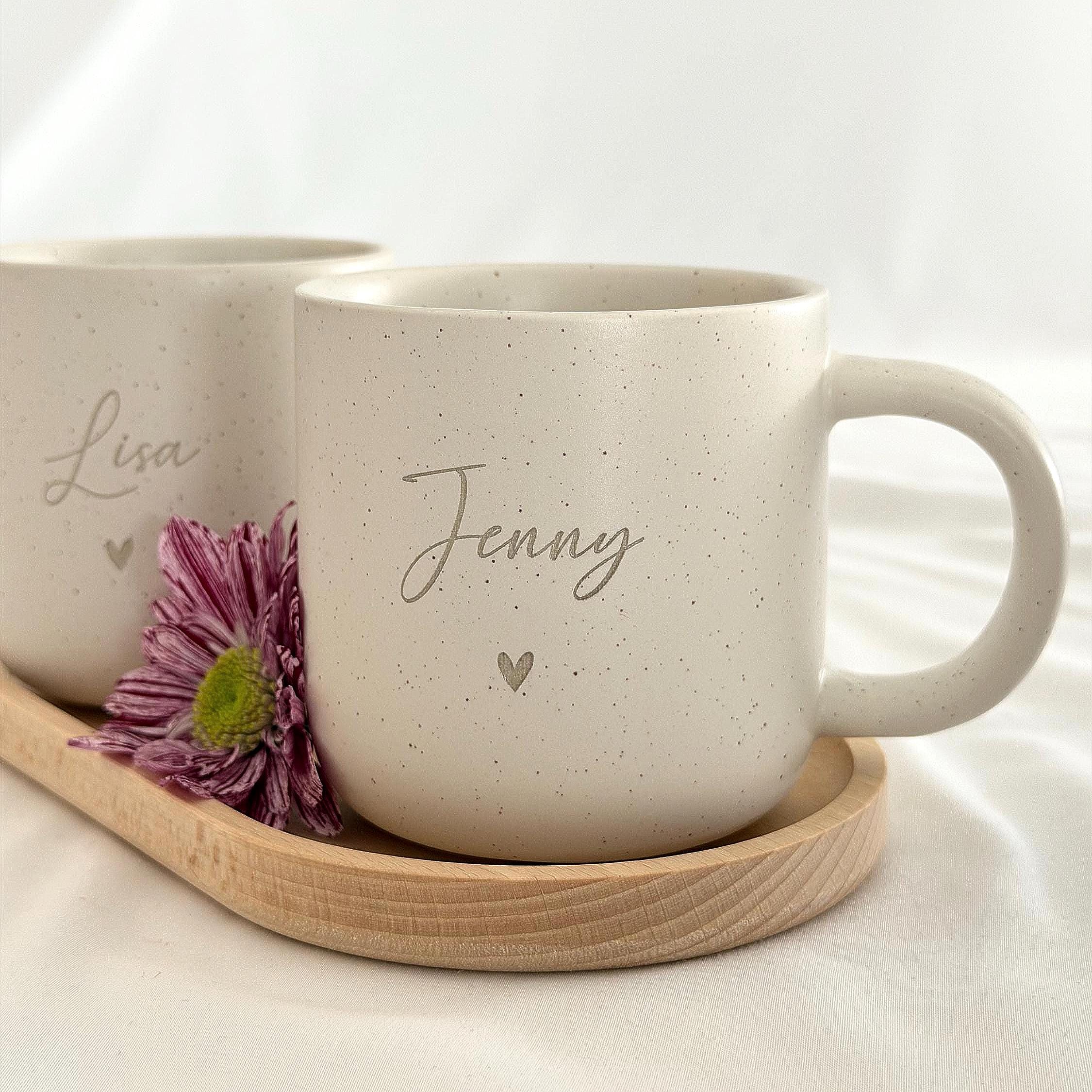 Personalisierte Tasse mit Holztablett, liebevoll verpackt als Geschenk für Freundin, Kollegin oder Mutter. Ideal für Geburtstag, Weihnachten oder Abschied. Ein besonderes Geschenk mit Herz. Steingut Tasse. Personalisierte Geschenke