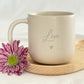 Obenansicht eines personalisierten Tassen-Sets: beige Keramiktasse mit Name auf graviertem Holztablett. Modernes, minimalistisches Design, perfekt als Geschenkidee für besondere Menschen. Steingut Tasse. Personalisierte Geschenke
