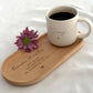 Keramiktasse mit heißem Kaffee auf graviertem Holztablett. Stilvolle Kombination aus Naturmaterialien – personalisierbar mit Name, ideal für Freundinnen und Familie. Steingut Tasse. Personalisierte Geschenke
