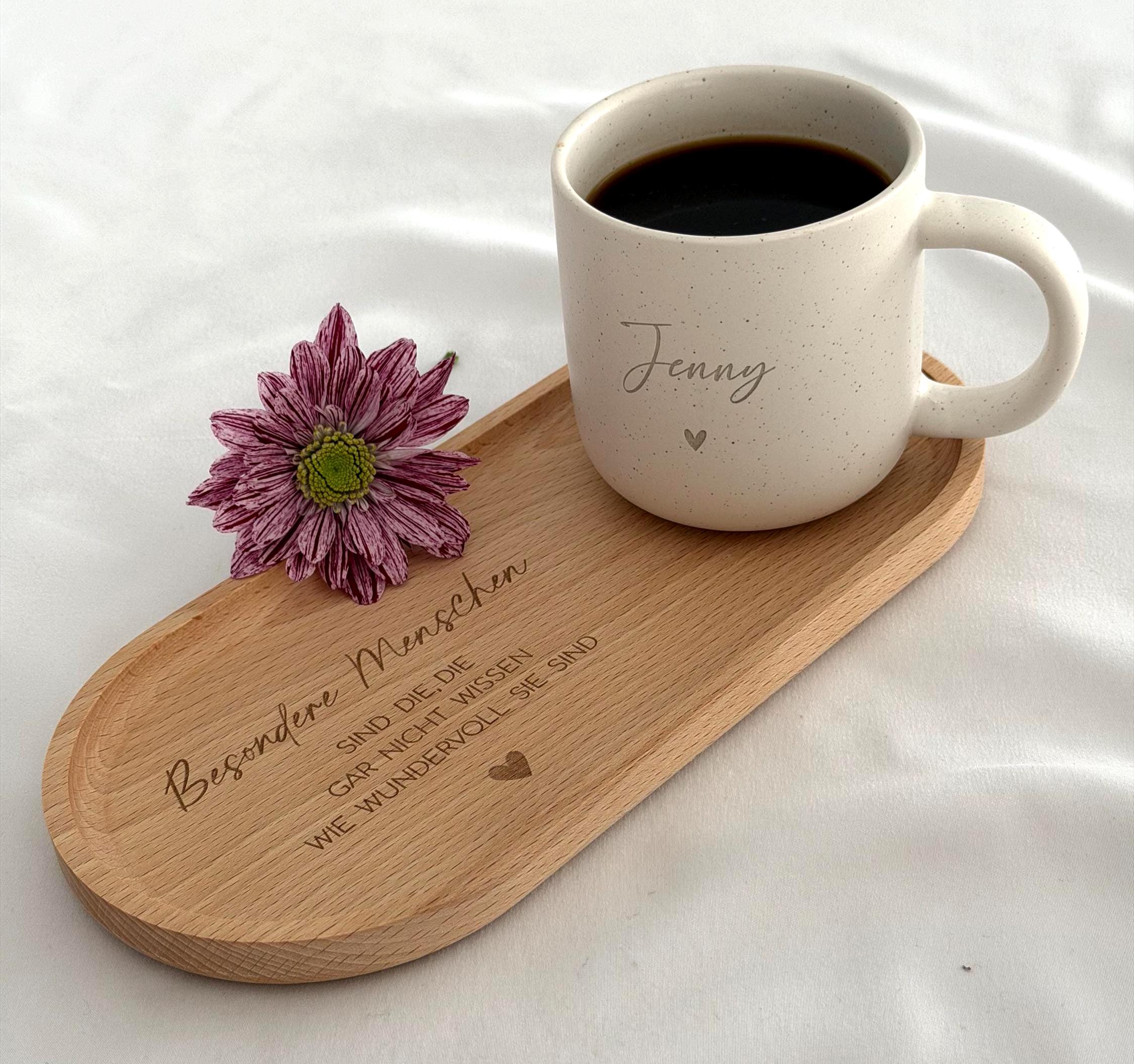 Keramiktasse mit heißem Kaffee auf graviertem Holztablett. Stilvolle Kombination aus Naturmaterialien – personalisierbar mit Name, ideal für Freundinnen und Familie. Steingut Tasse. Personalisierte Geschenke