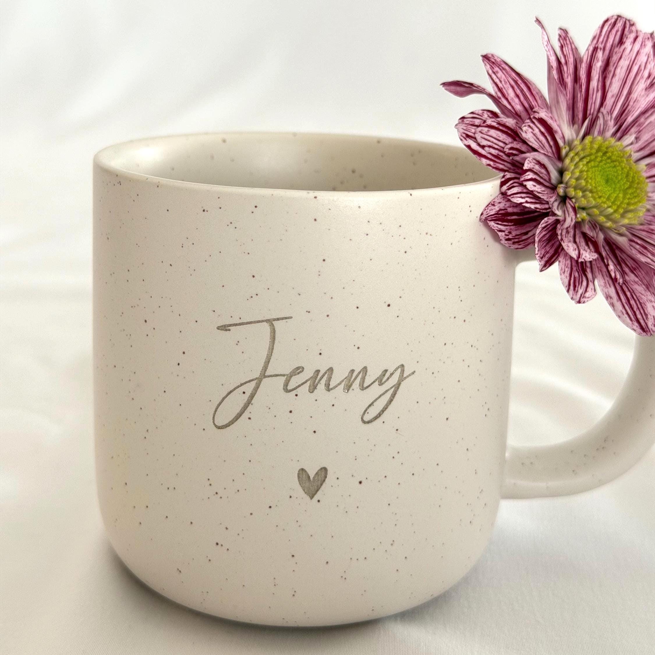 Personalisierte Tasse mit Name im modernen Wohnstil fotografiert. Warmes Licht, Holzdetails und gemütliche Atmosphäre – Geschenkidee für Freundschaft, Liebe und Familie. Steingut Tasse. Personalisierte Geschenke