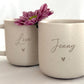 Gravierte Namens-Tasse in Beige mit minimalistischer Schrift. Individuell gestaltetes Geschenkset für Freundin, Kollegin oder Bestie. Hochwertige Handarbeit aus Deutschland. Steingut Tasse. Personalisierte Geschenke