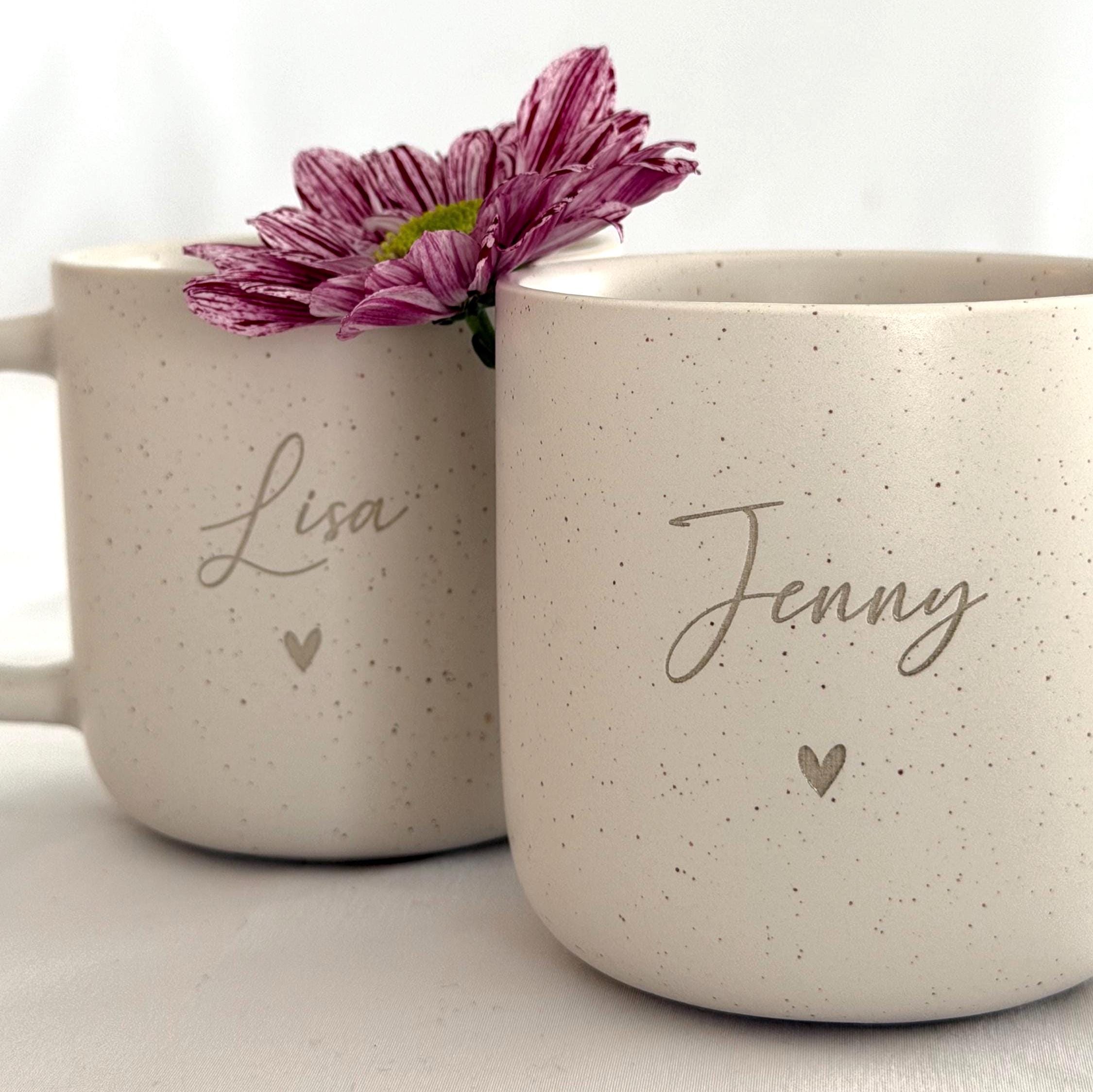 Gravierte Namens-Tasse in Beige mit minimalistischer Schrift. Individuell gestaltetes Geschenkset für Freundin, Kollegin oder Bestie. Hochwertige Handarbeit aus Deutschland. Steingut Tasse. Personalisierte Geschenke
