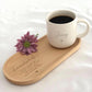 Personalisierte Tasse mit Name und Holztablett – stilvolles Geschenkset für Freundin oder Kollegin. Keramiktasse in Beige mit gesprenkeltem Muster, kombiniert mit graviertem Buchenholz-Tablett. Perfekt als Geburtstagsgeschenk, Weihnachtsgeschenk oder liebevolles Mitbringsel für besondere Menschen. Steingut Tasse. Personalisierte Geschenke