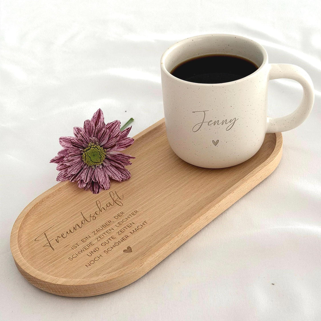 Personalisierte Tasse mit Name und Holztablett – stilvolles Geschenkset für Freundin oder Kollegin. Keramiktasse in Beige mit gesprenkeltem Muster, kombiniert mit graviertem Buchenholz-Tablett. Perfekt als Geburtstagsgeschenk, Weihnachtsgeschenk oder liebevolles Mitbringsel für besondere Menschen. Steingut Tasse. Personalisierte Geschenke