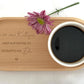 Obenansicht eines personalisierten Tassen-Sets: beige Keramiktasse mit Name auf graviertem Holztablett. Modernes, minimalistisches Design, perfekt als Geschenkidee für besondere Menschen. Steingut Tasse. Personalisierte Geschenke
