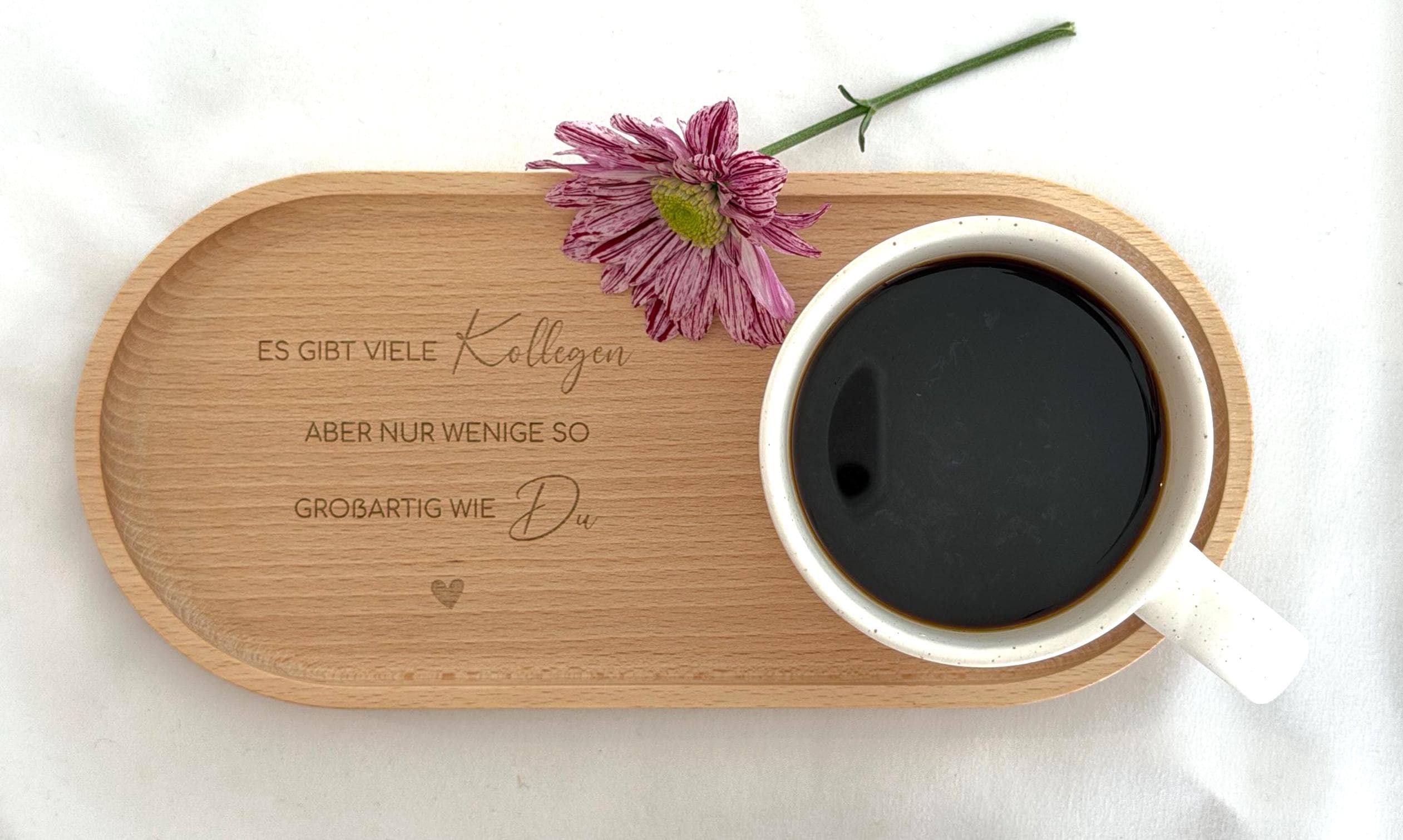 Obenansicht eines personalisierten Tassen-Sets: beige Keramiktasse mit Name auf graviertem Holztablett. Modernes, minimalistisches Design, perfekt als Geschenkidee für besondere Menschen. Steingut Tasse. Personalisierte Geschenke